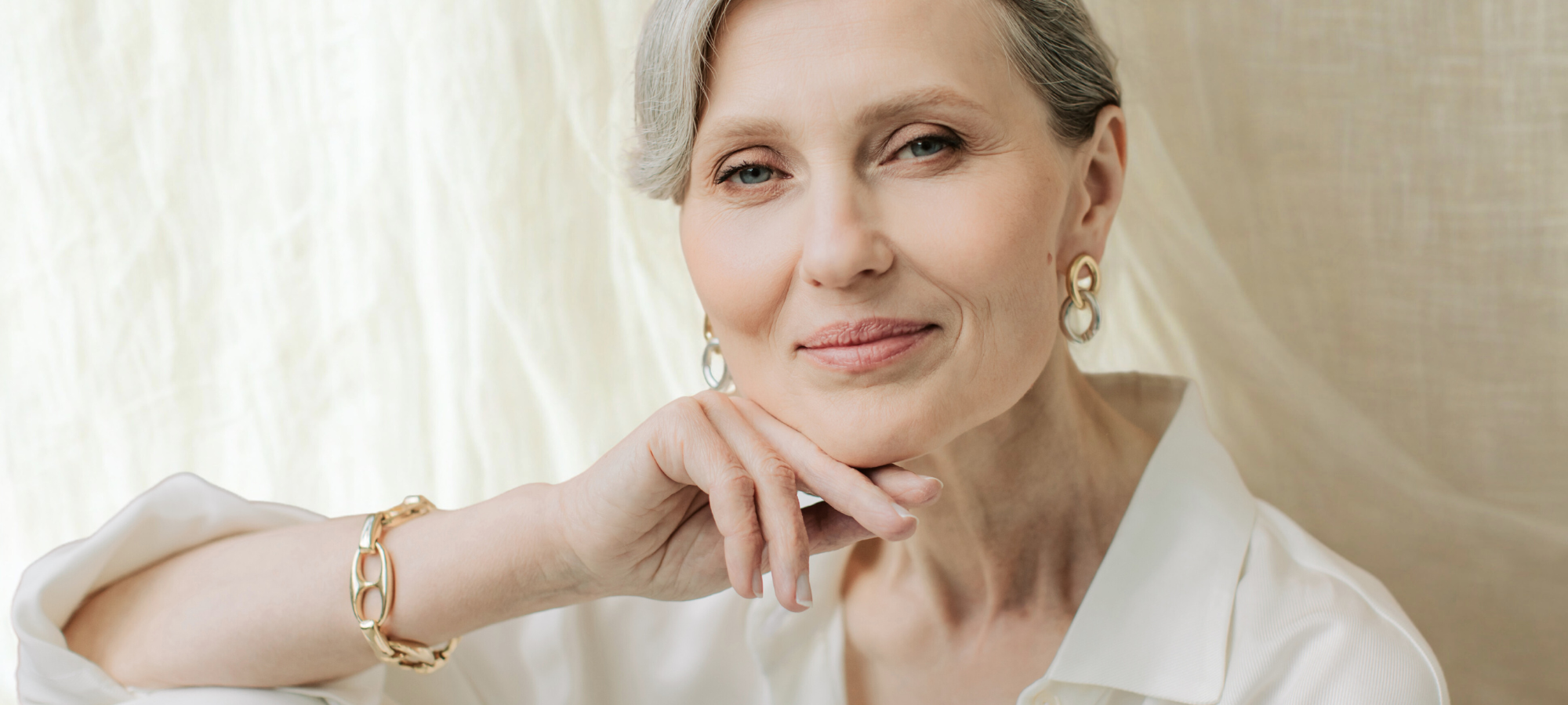 dojrzała kobieta ekspozycja biżuterii