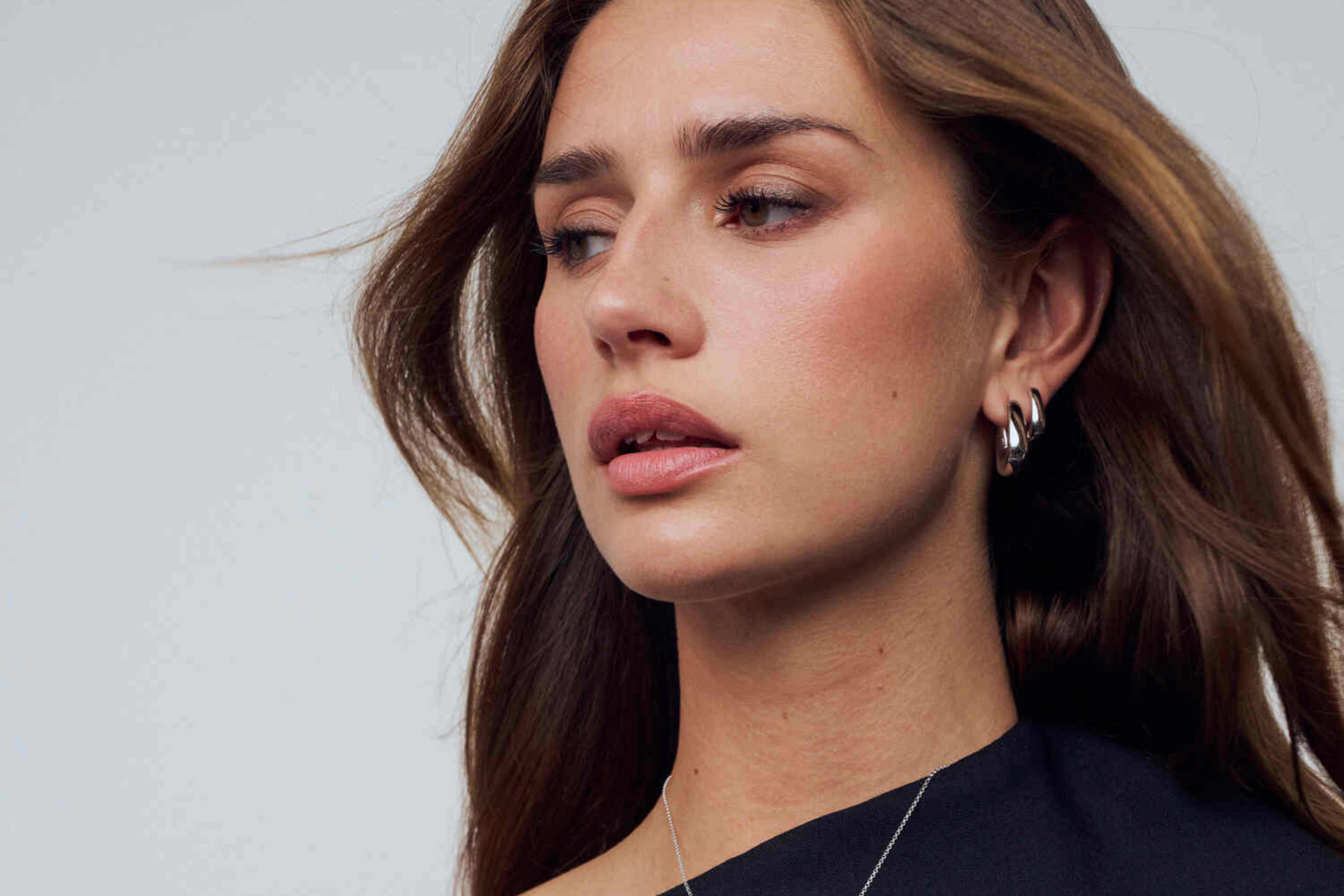 modelka prezentująca srebrne kolczyki