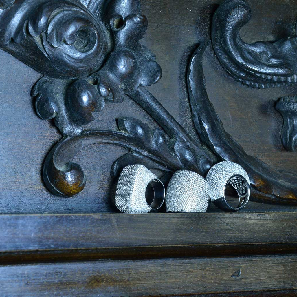 Szeroki Srebrny Pierścionek z Cyrkoniami Crest - zdjęcie 4