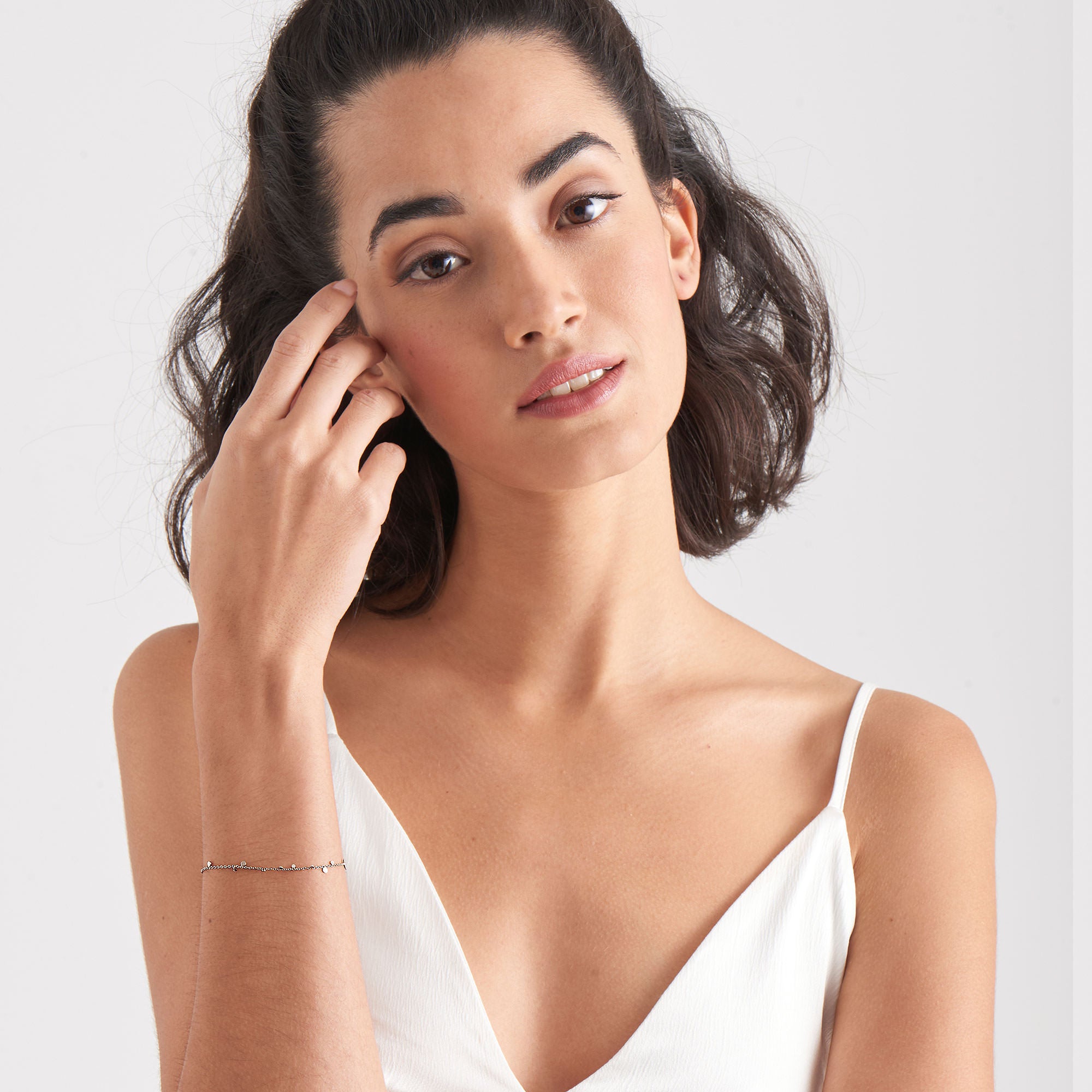 Srebrna Bransoletka Ania Haie Geometryczne Drobne Dyski na modelce