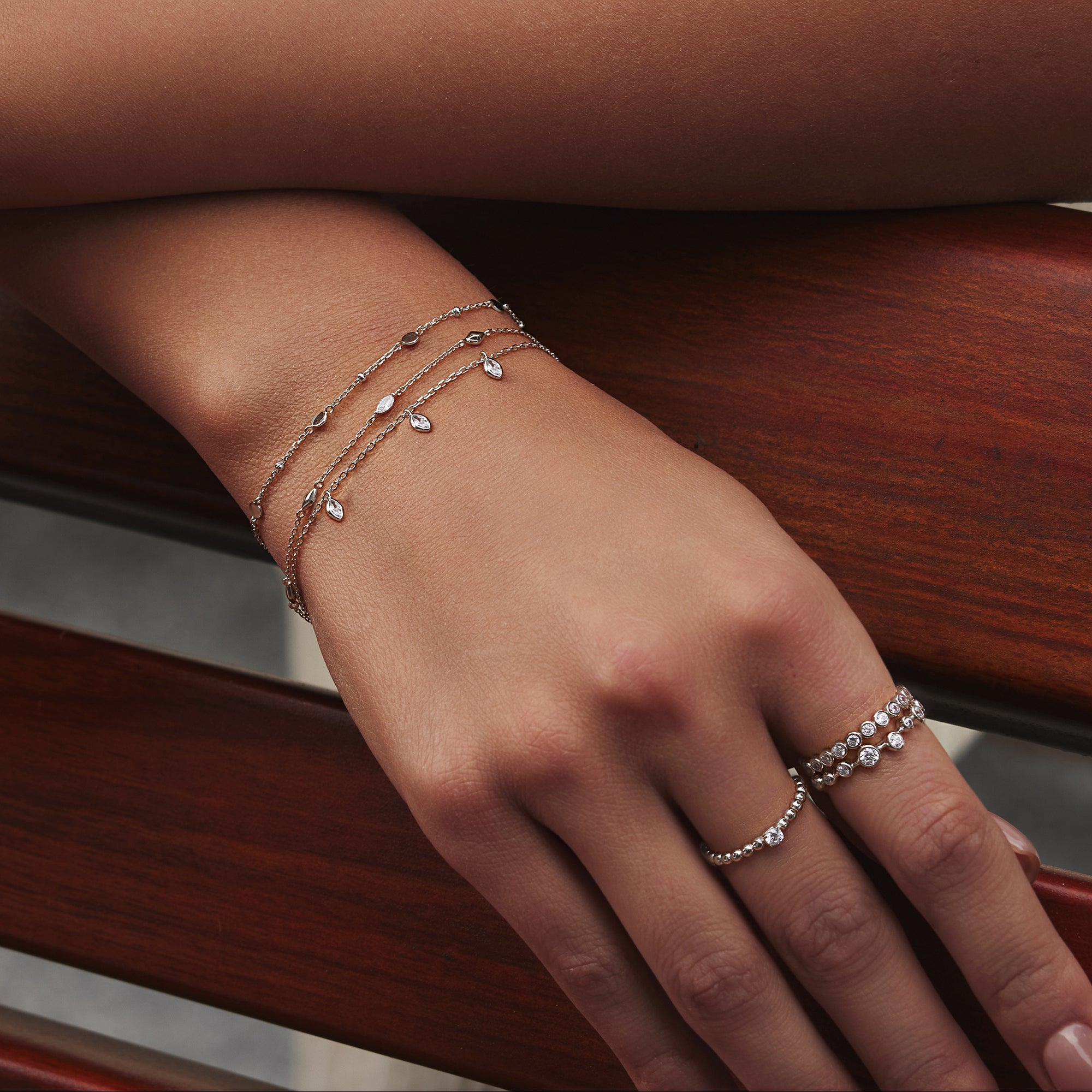 Srebrna Bransoletka Ania Haie Potrójna Cyrkonia na modelce