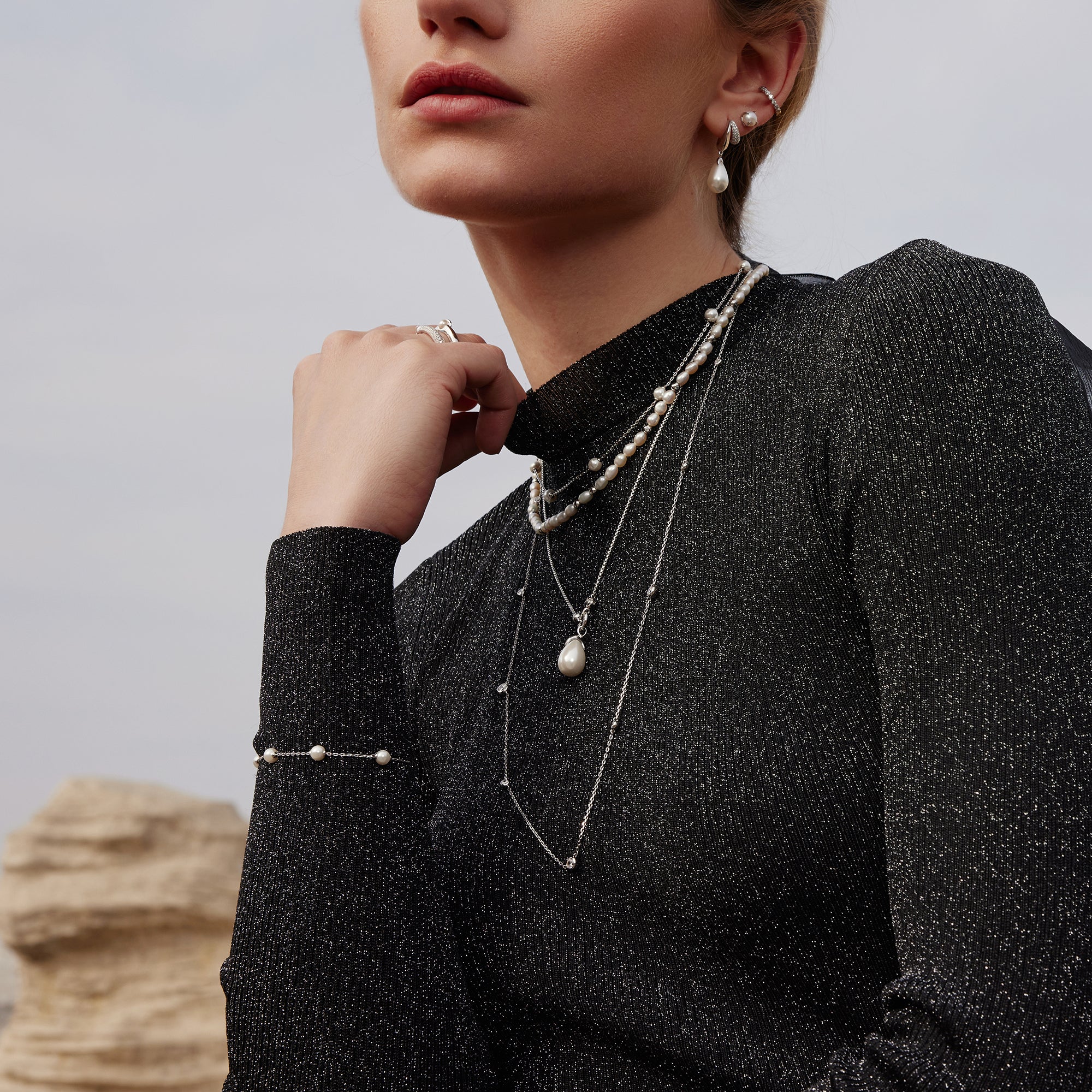 Srebrne Kolczyki Duet Huggie Ania Haie Perła Łza na modelce