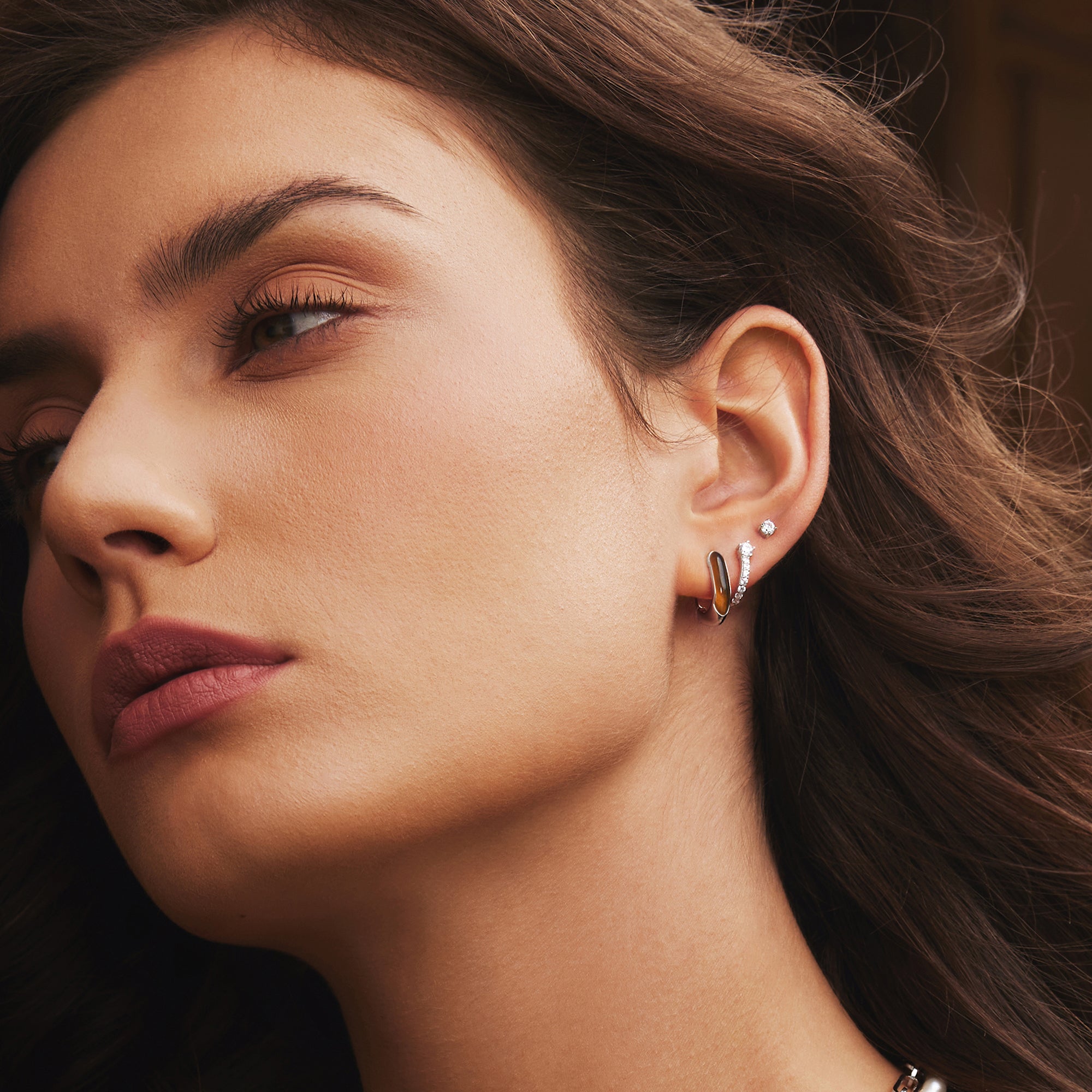 Srebrne Kolczyki Huggie Ania Haie Tygrysie Oko na modelce