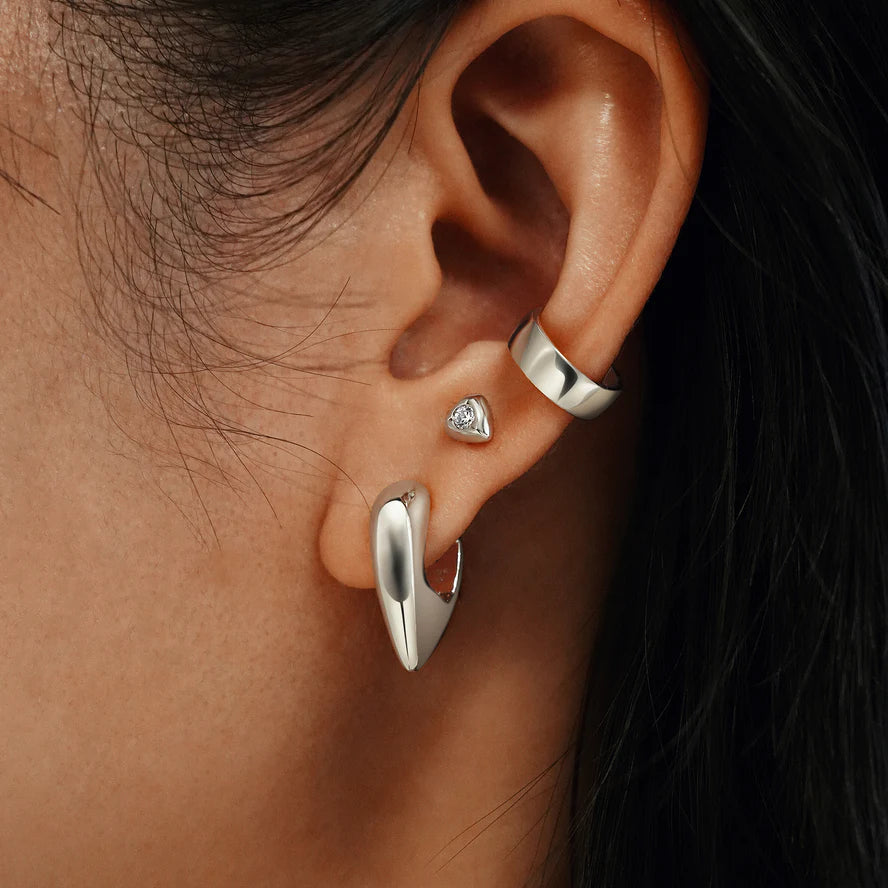 Srebrne Kolczyki Huggie Tarcza Trailblazer | Rodowane Srebro 925 | Vivagem