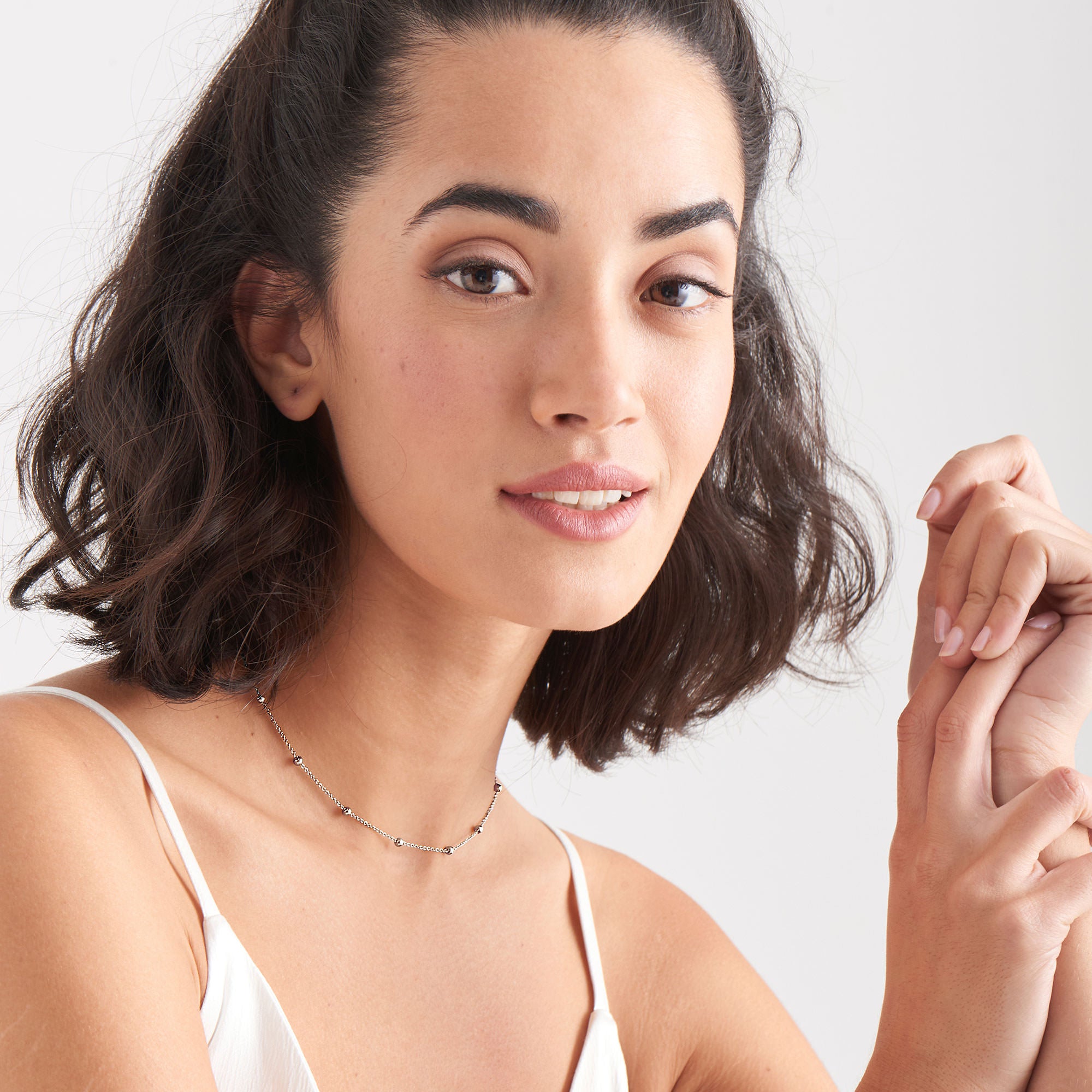 Srebrny Naszyjnik Ania Haie Modern z Koralikami na modelce