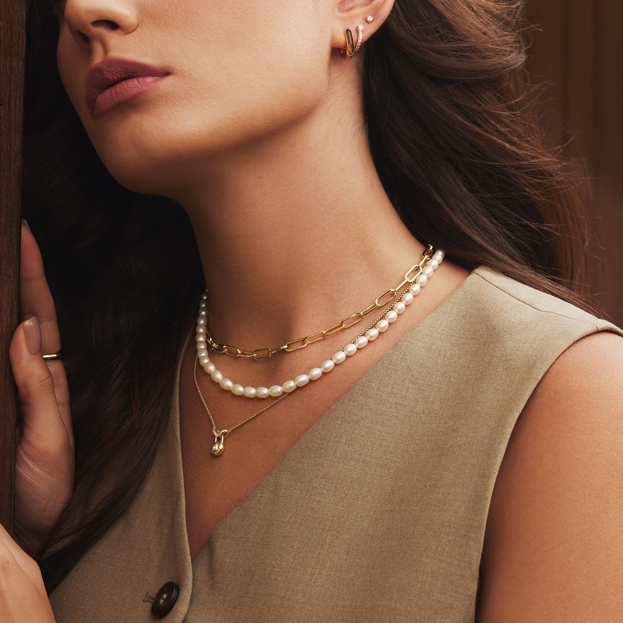 Złoty Naszyjnik z Pereł Ania Haie Koraliki na modelce