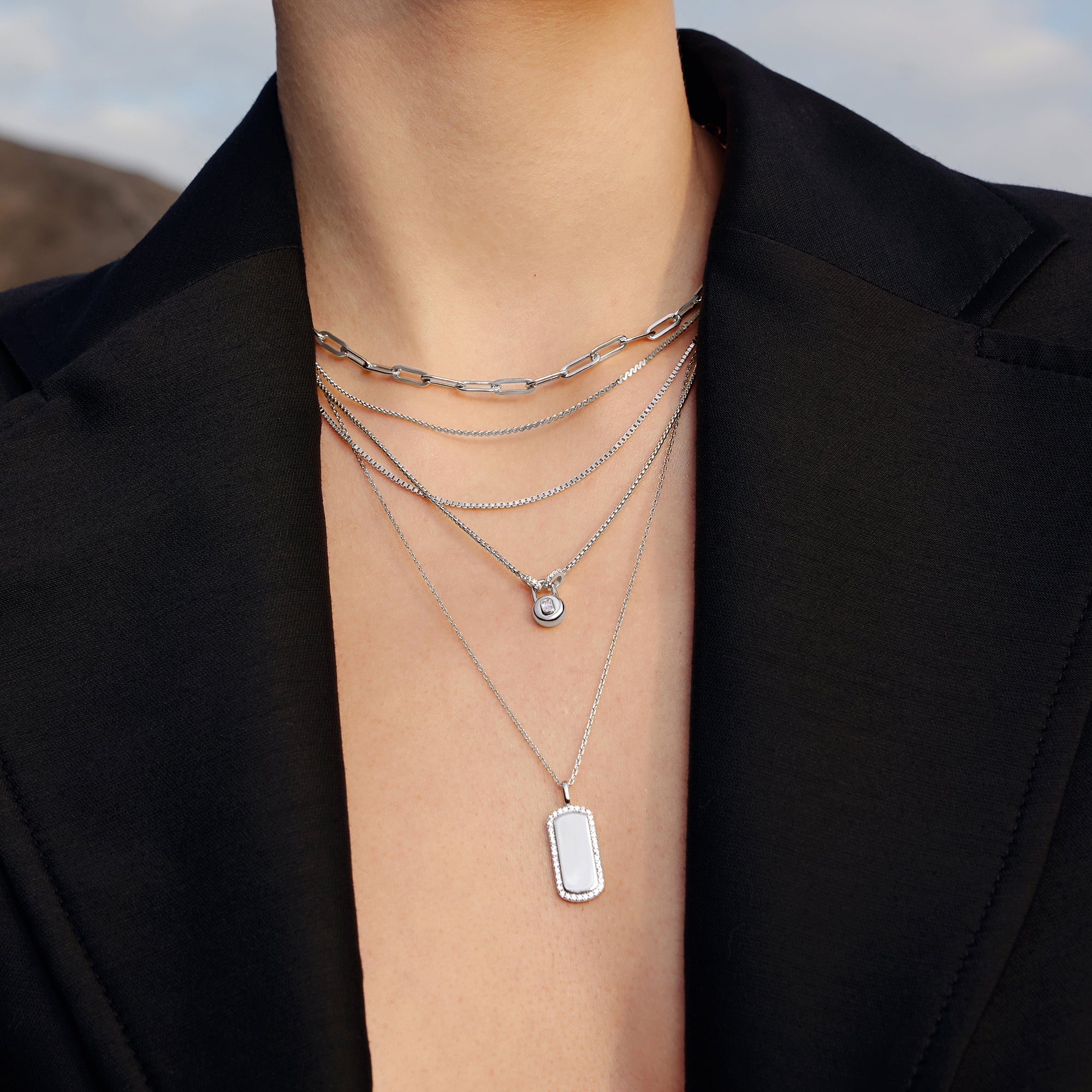 Srebrny Naszyjnik Ania Haie Łańcuszek Paper Clip na modelce