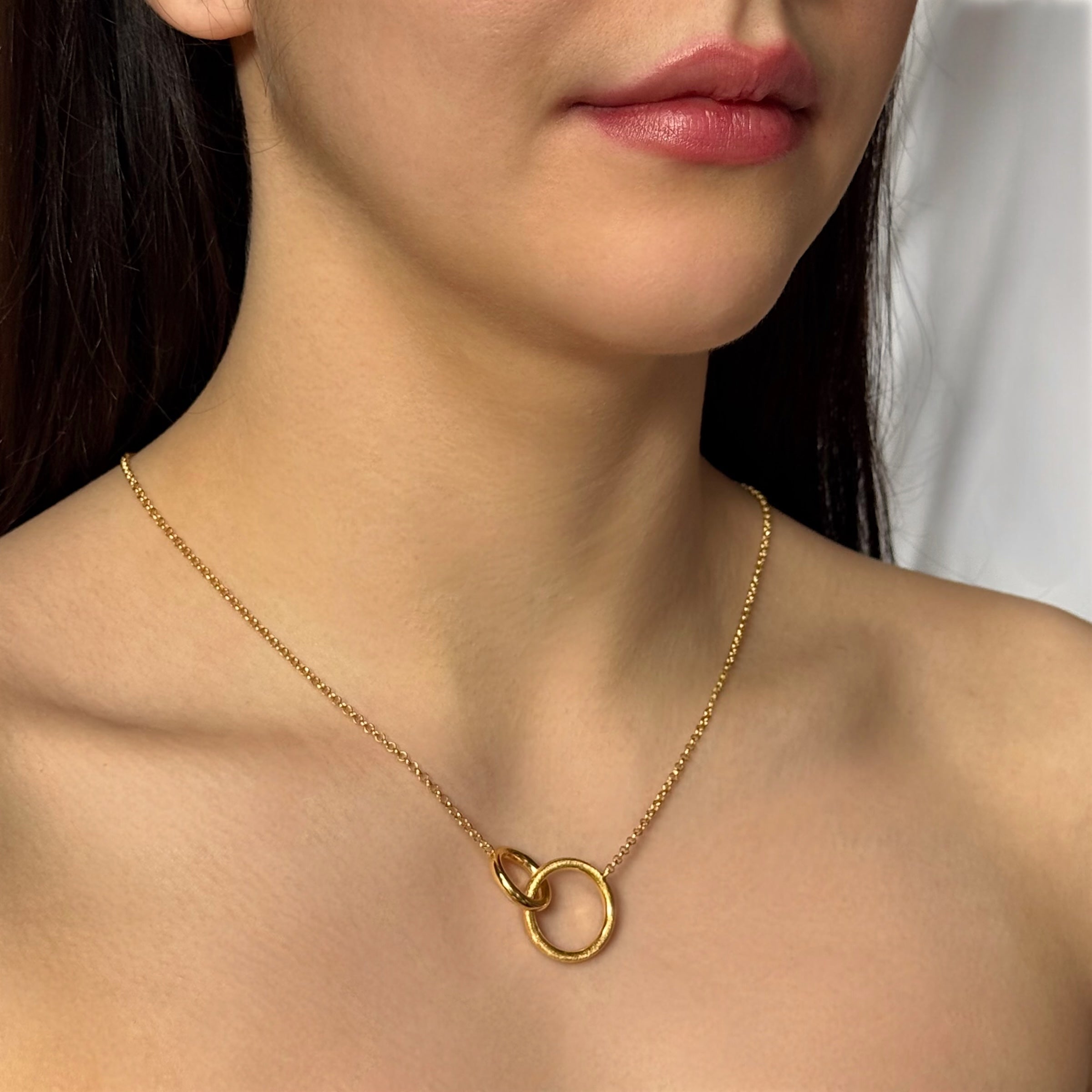 Symbol Połączenia w Złocie 23k: Naszyjnik Eclisse Orbita od Diva Gioielli (Vivagem Selection, Kontrast Faktur)