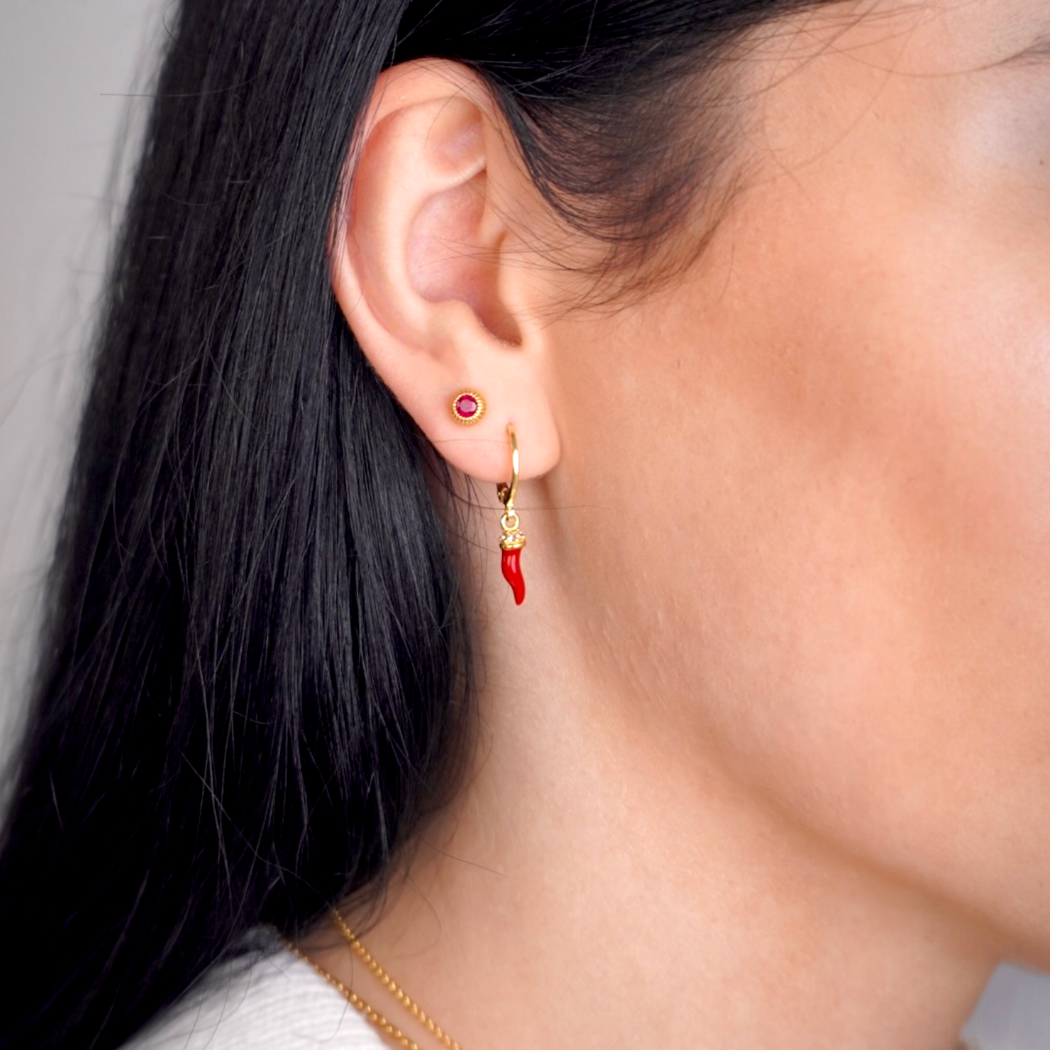 Złote Kolczyki Sztyfty z Rubinowym Kamieniem | Prezent Miłości | Vivagem