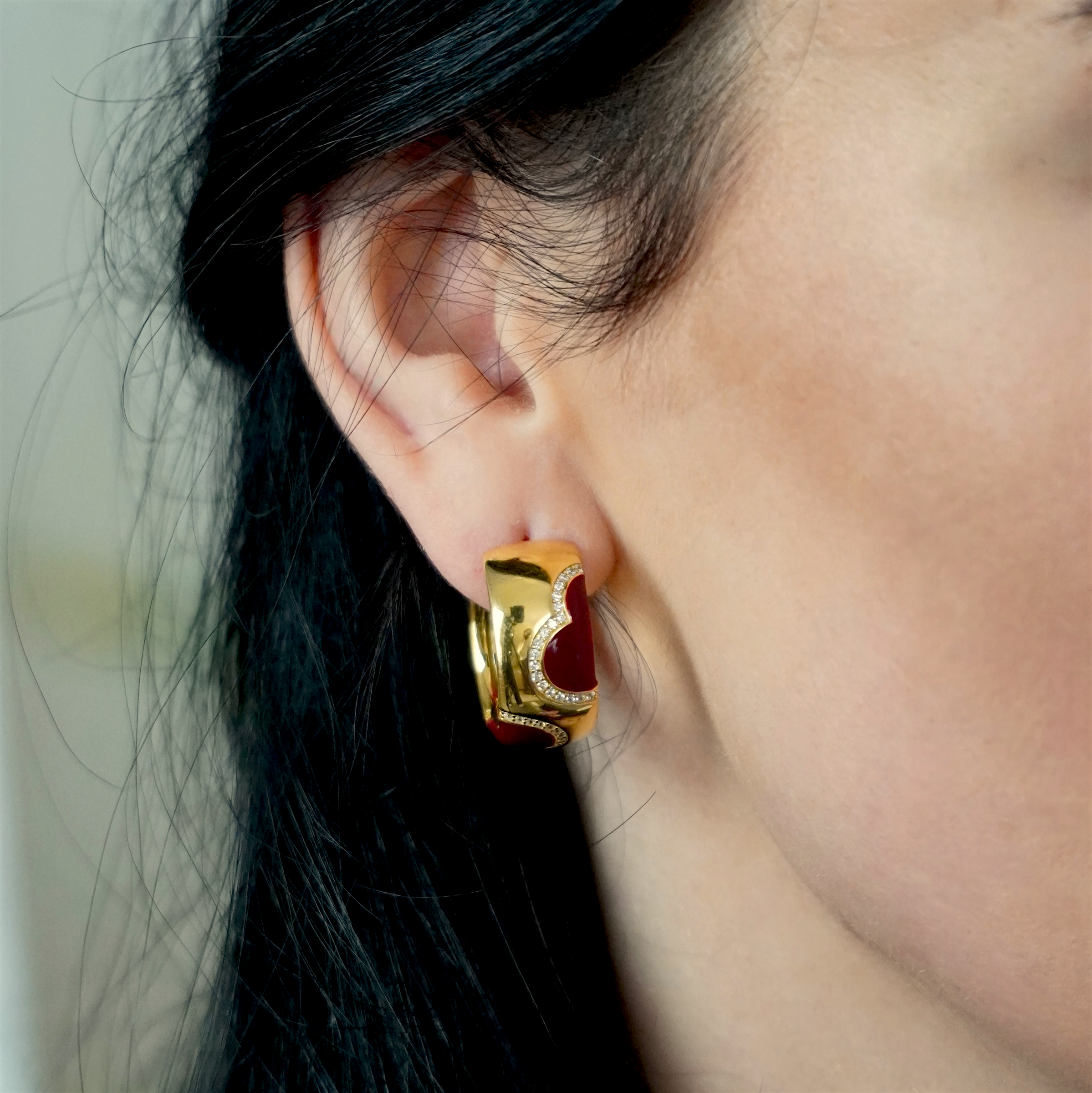 Złote Kolczyki Huggies Serce, Emalia Pavé | Prezent Miłości | Vivagem