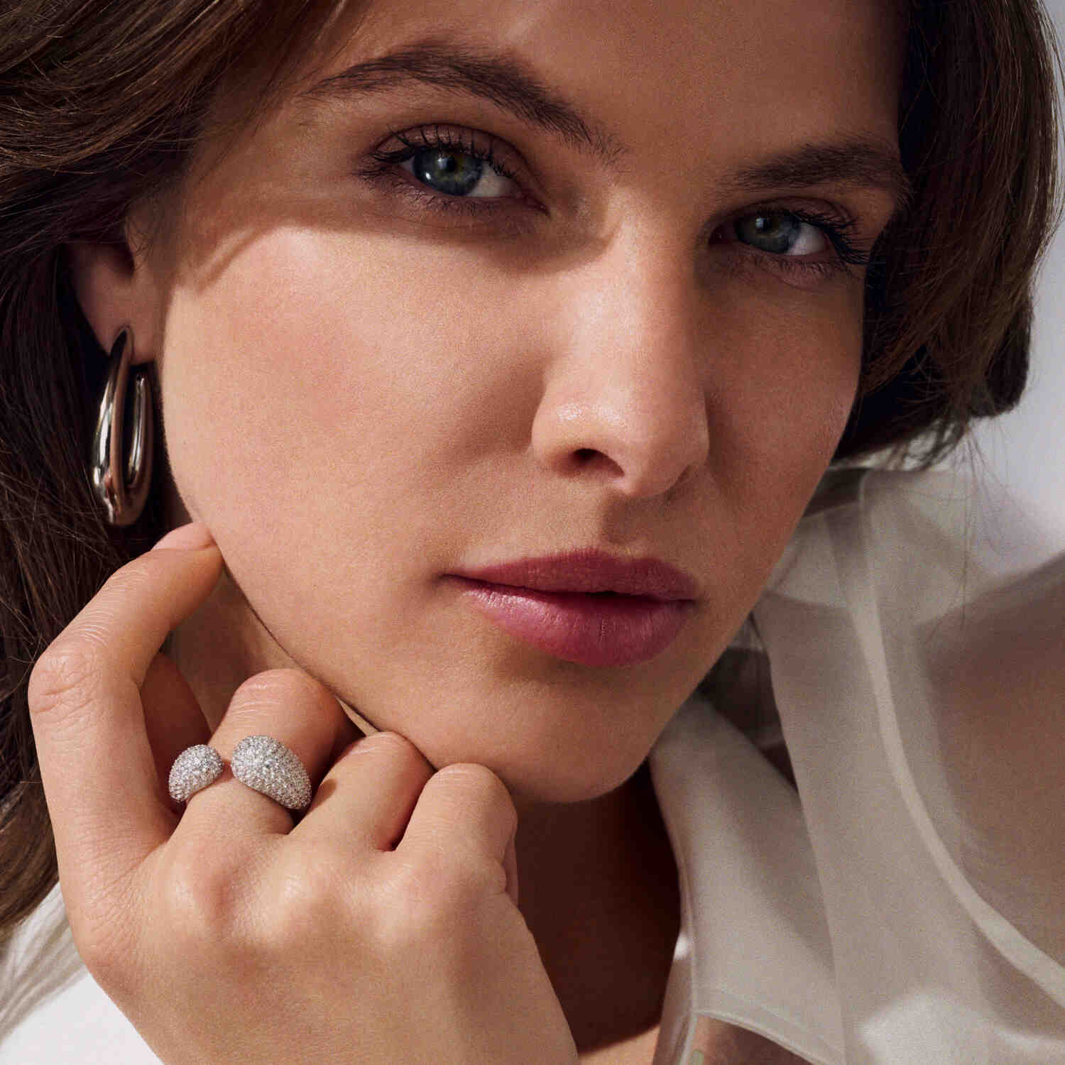 Eksplozja Blasku: Pozłacany Otwarty Pierścionek z Cyrkoniami Pavé, Srebro 925, 18k Złoto, Vivagem Selection