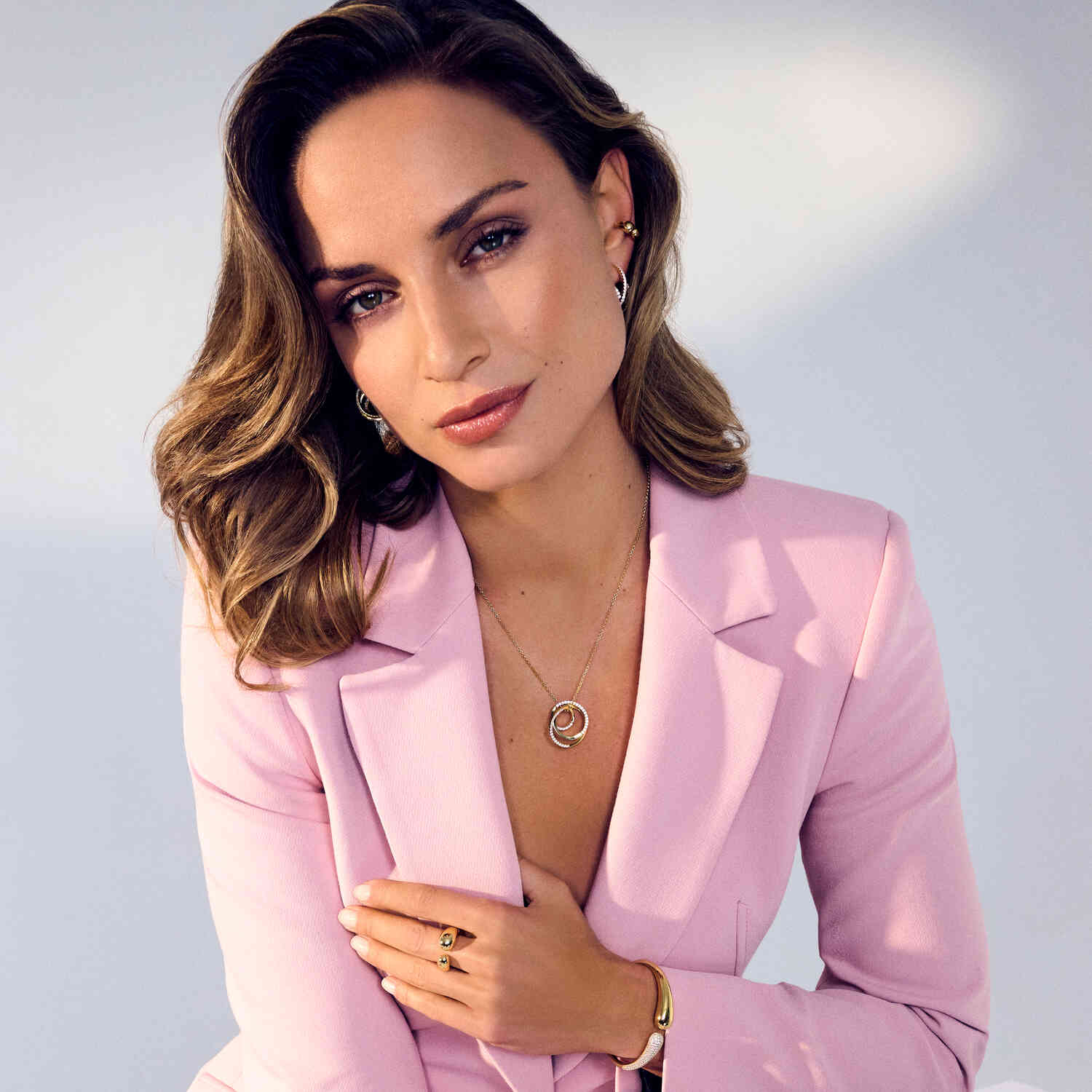 Srebrzysta Spirala Nieskończoności: Naszyjnik Spirale Sif Jakobs z Cyrkoniami Pavé, Vivagem Selection