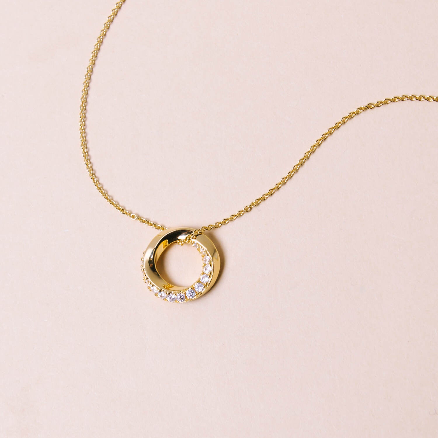 Złoty Akcent Skrętu: Pozłacany Naszyjnik Ferrara Sif Jakobs z Cyrkoniami Pavé, Vivagem Selection