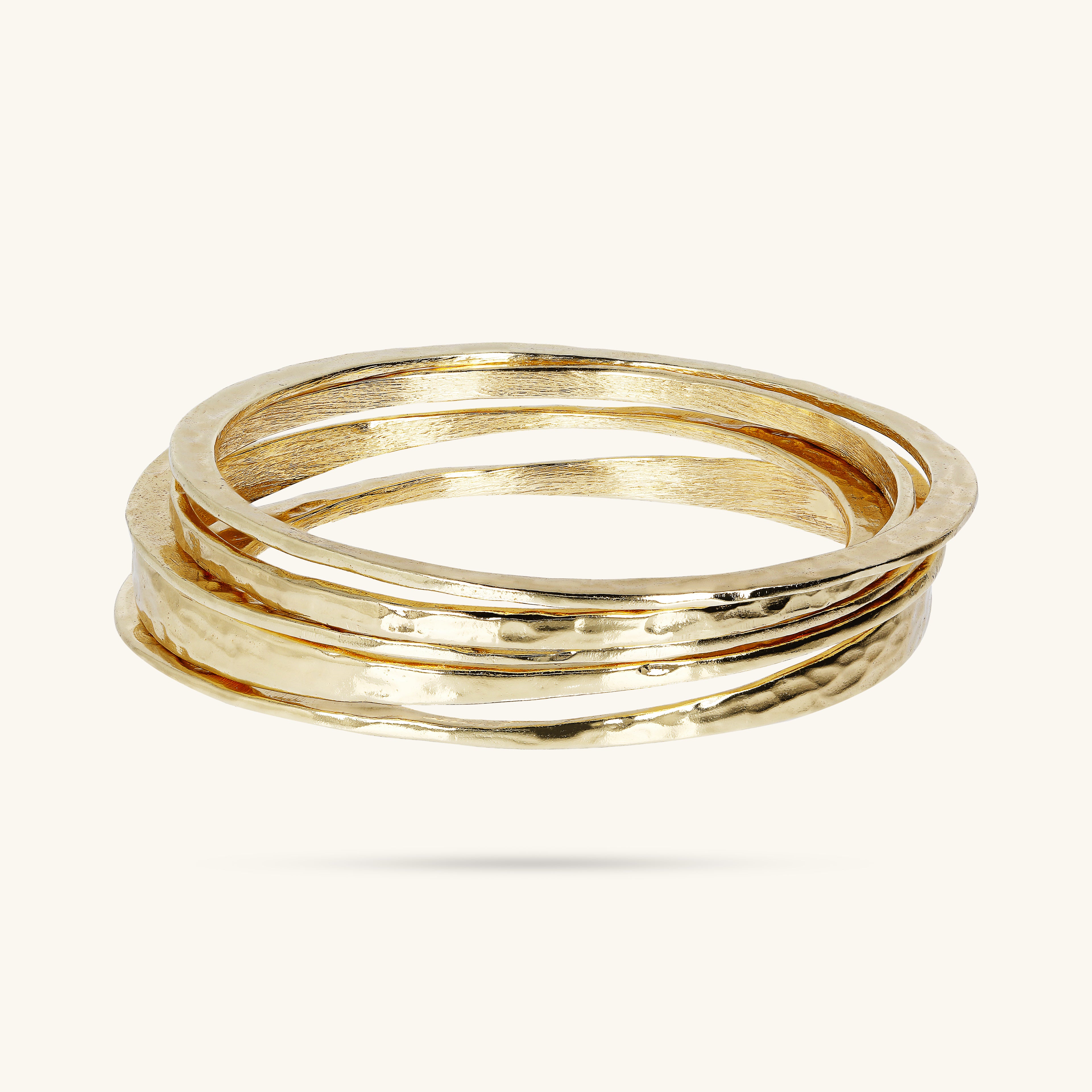 Złota Kaskada Słońca: Zestaw 5 Bransoletek Bangle Etrusca Gioielli, Młotkowane, Vivagem Selection
