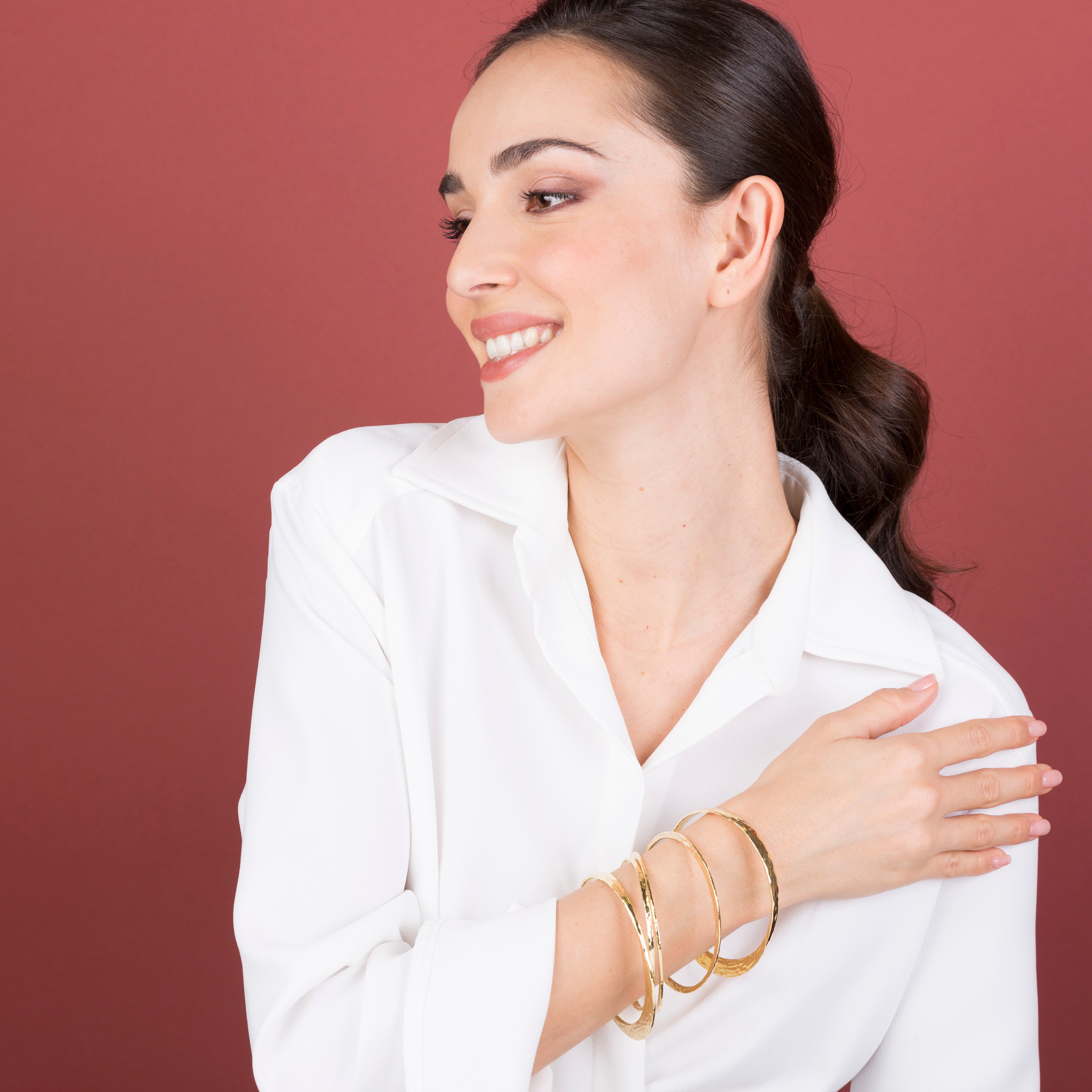Złota Kaskada Słońca: Zestaw 5 Bransoletek Bangle Etrusca Gioielli, Młotkowane, Vivagem Selection