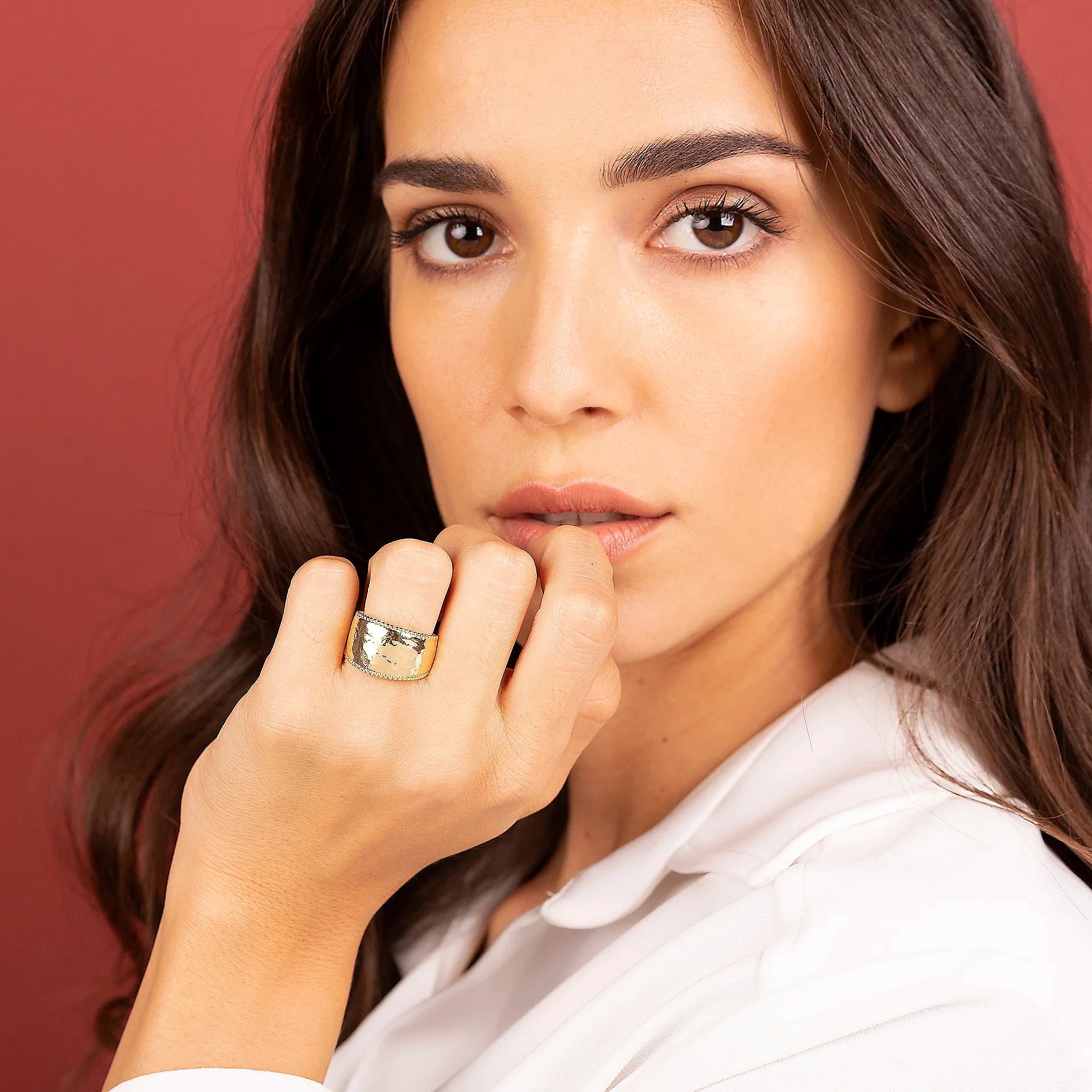 Pierścionek pozłacany młotkowany szeroki | żółte złoto i Kuleczki | Vivagem