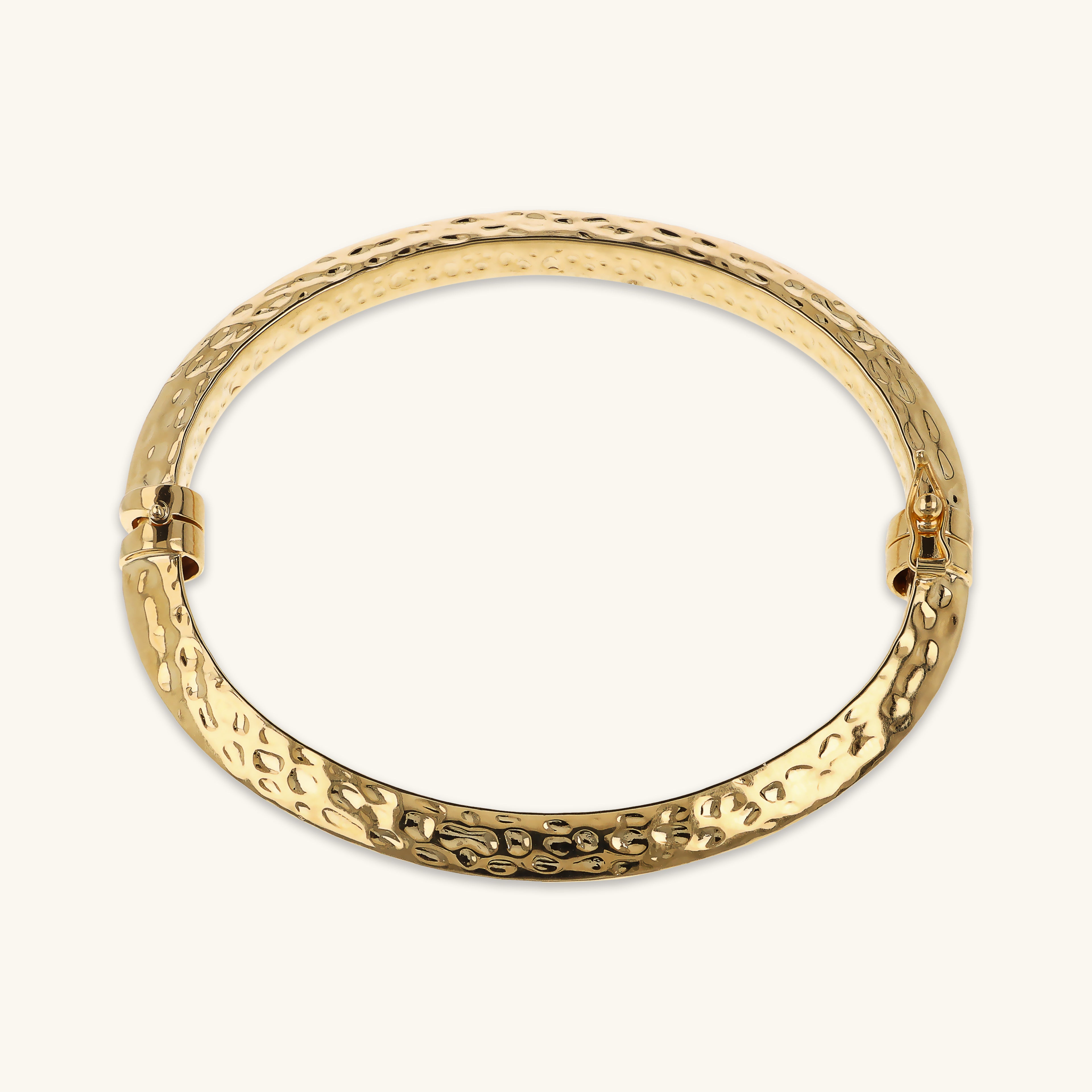 Potęga Złota: Masywna, Młotkowana Bransoletka Bangle Etrusca Gioielli, Włoski Design, Vivagem Selection