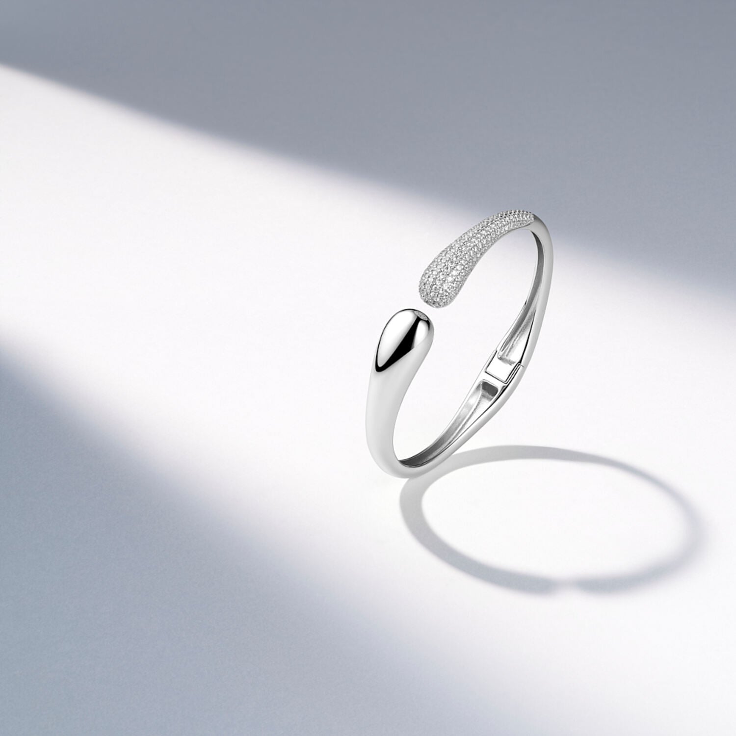 Nowoczesny Kontrast: Rodowana Bransoletka Bangle Vivagem Selection - Goccia od Sif Jakobs (Srebro 925,