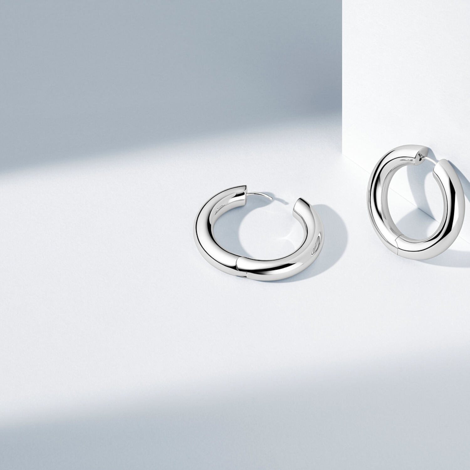Czysta Forma w Rozmiarze Maxi: Kolczyki Koła Carrara od Sif Jakobs, Srebro 925 Rodowane, Vivagem Selection