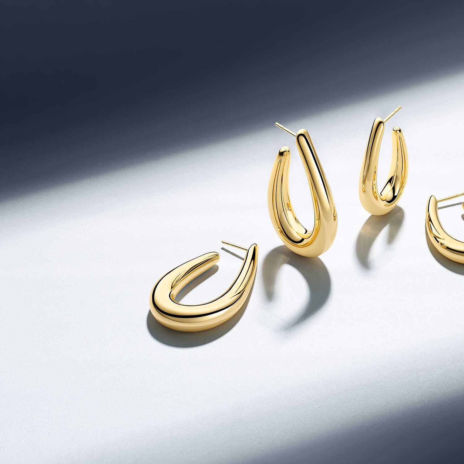 Złota Rzeźba Elegancji: Kolczyki Goccia Pianura Medio od Sif Jakobs, Vivagem Selection