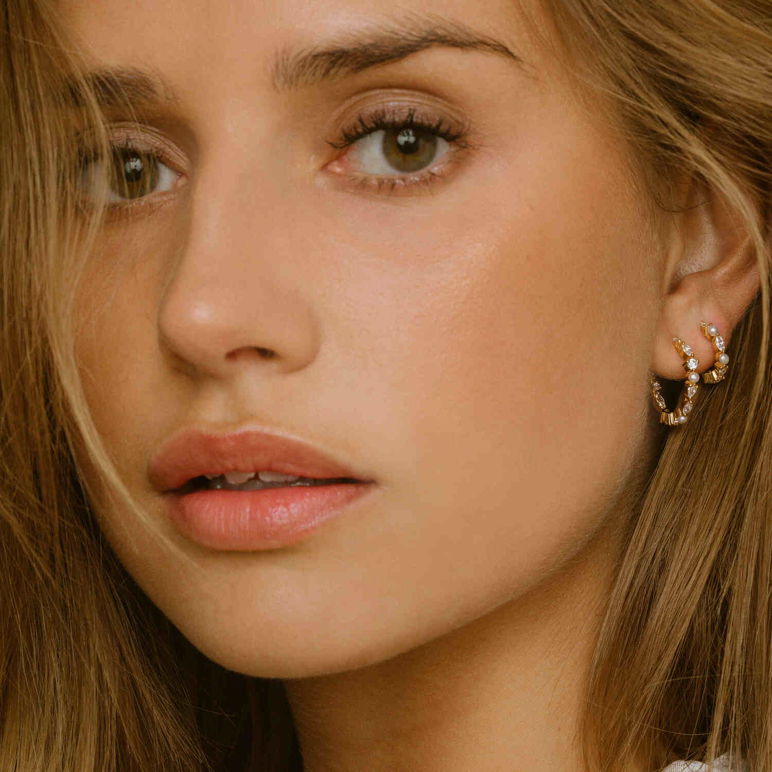 Perłowy Blask Adriatyku: Pozłacane Kolczyki Koła Adria Creolo Medio Sif Jakobs z Perłami i Cyrkoniami, Vivagem Selection