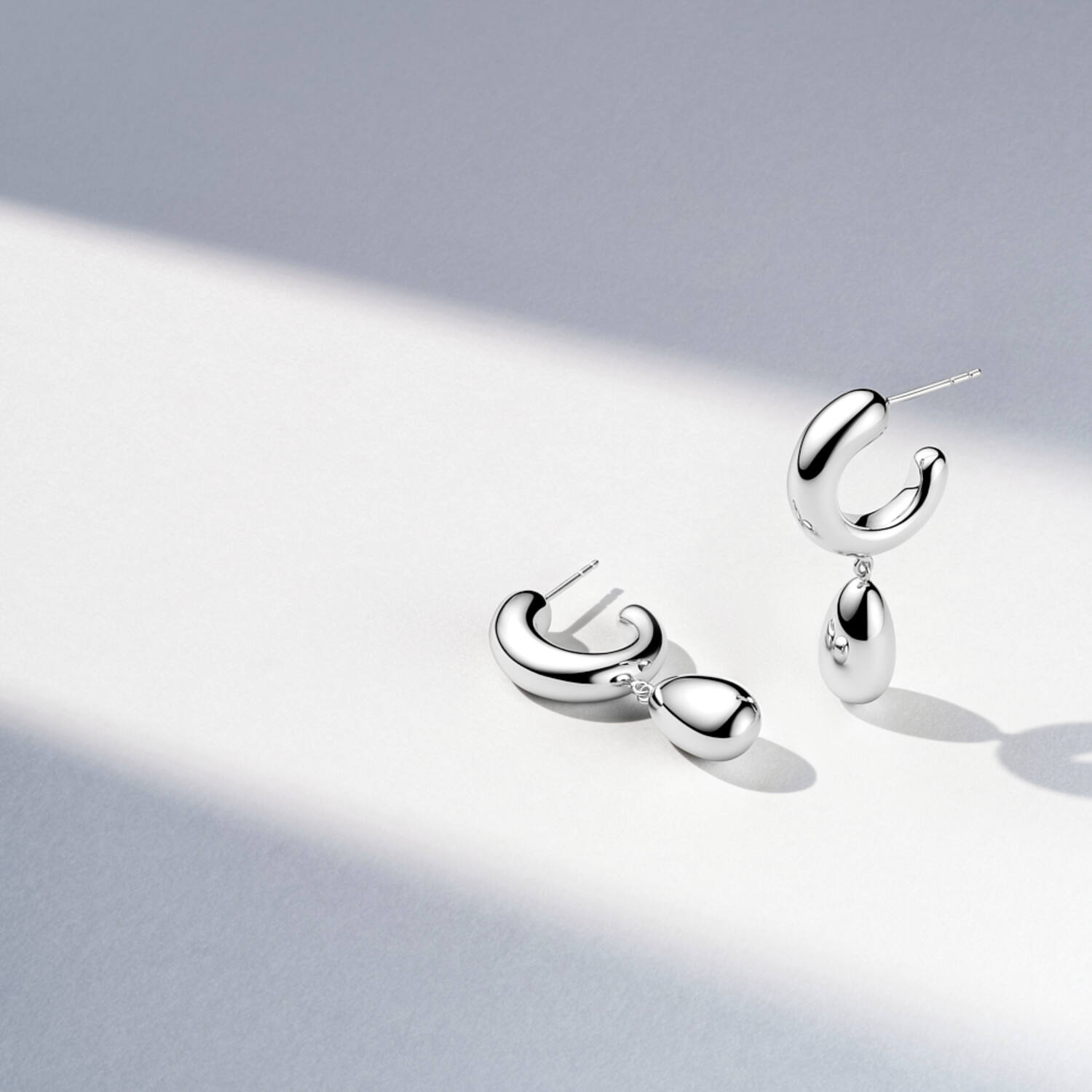 Elegancja w Ruchu: Kolczyki Wiszące Goccia Pendolo od Sif Jakobs, Srebro 925, Rodowane, Vivagem Selection