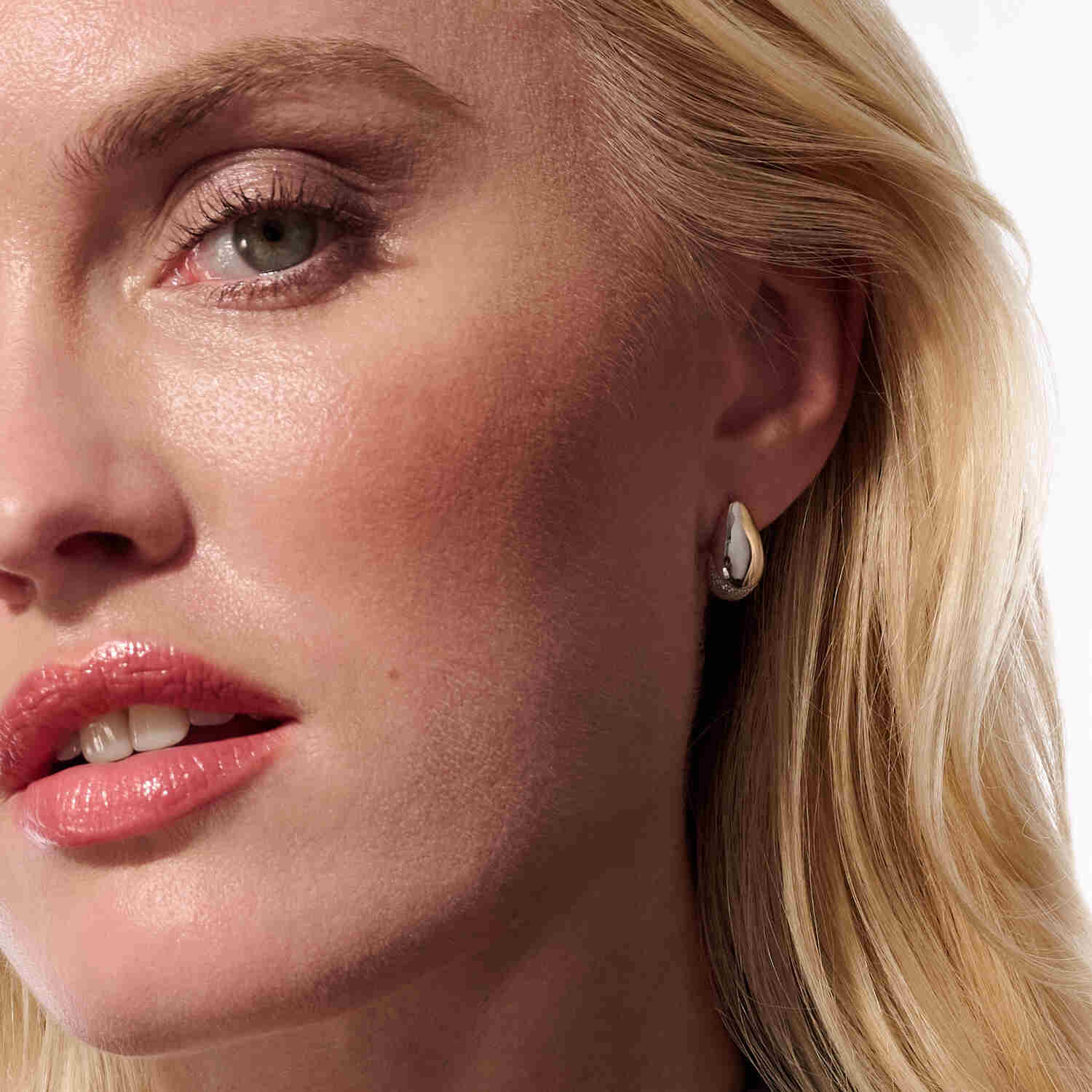 Subtelny Blask Srebrnej Kropli: Kolczyki Vivagem Selection - Goccia od Sif Jakobs