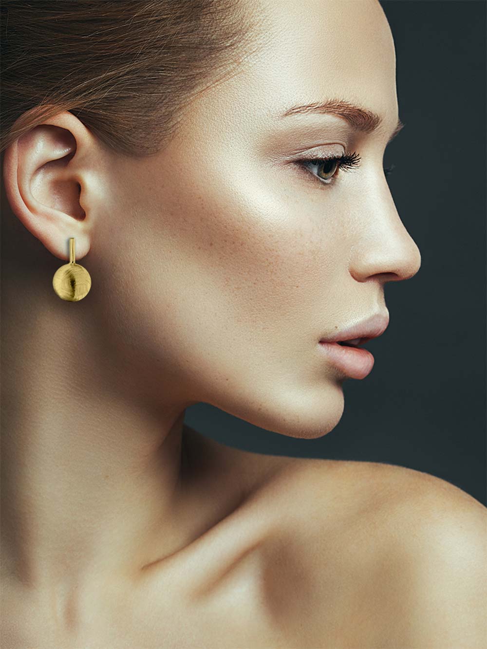 Rzeźbiarski Minimalizm: Srebrne Kolczyki Sztyfty Eclisse Boule Diva Gioielli, Matowe 'Scratched', Vivagem Selection