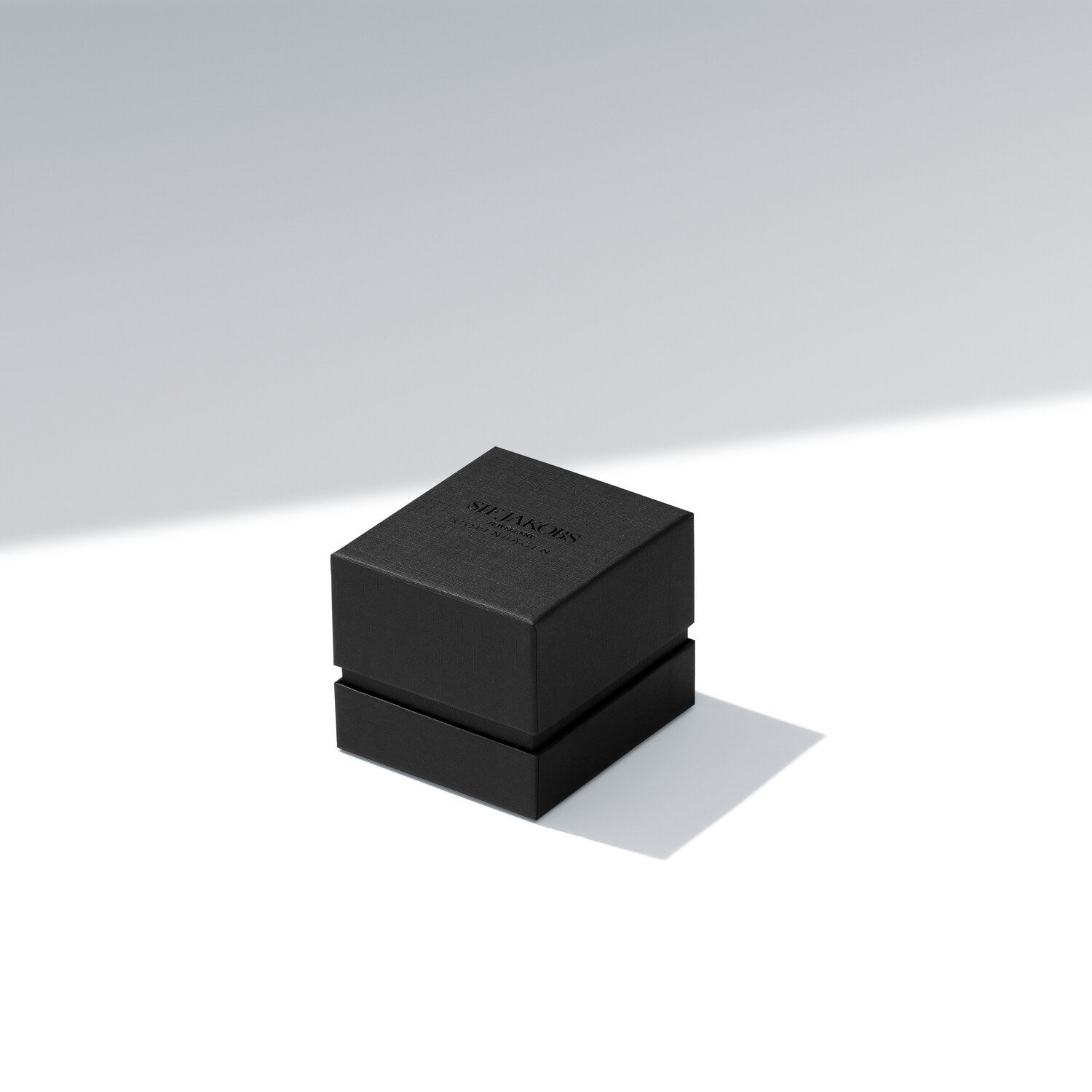 Srebrzysta Korona Blasku: Rodowany Pierścionek Ellera Sif Jakobs z Cyrkoniami Pavé, Vivagem Selection