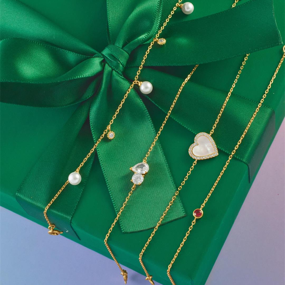 Biżuteria na święta: Kompletny przewodnik stylistki – Od idealnego prezentu po olśniewającą stylizację wigilijną