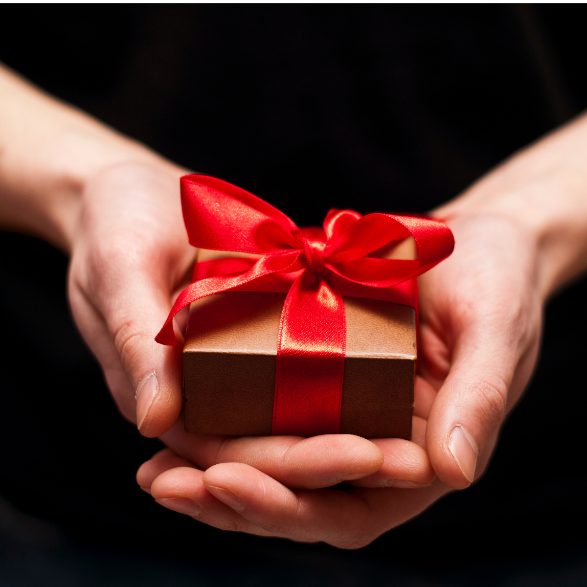 zdjecie wręczanie prezentu