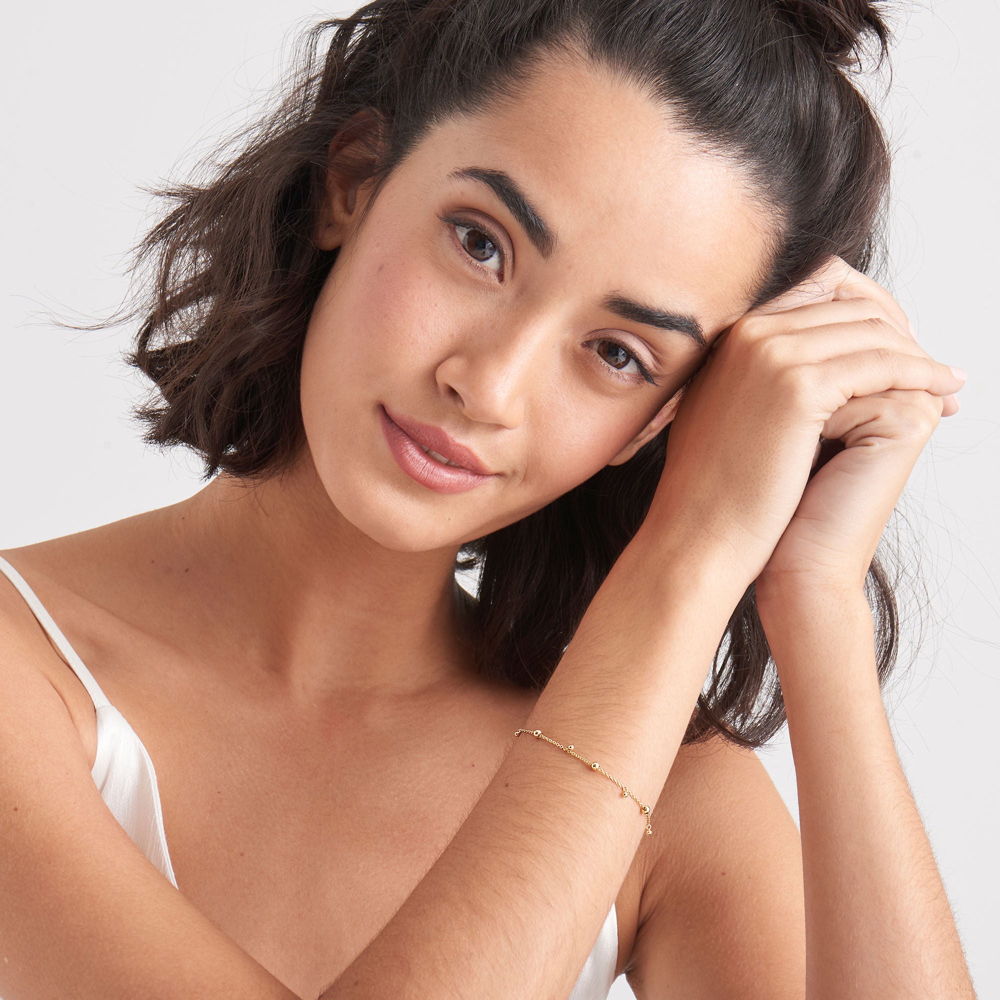 Złota Bransoletka Ania Haie Modern Wiszące Kuleczki na modelce