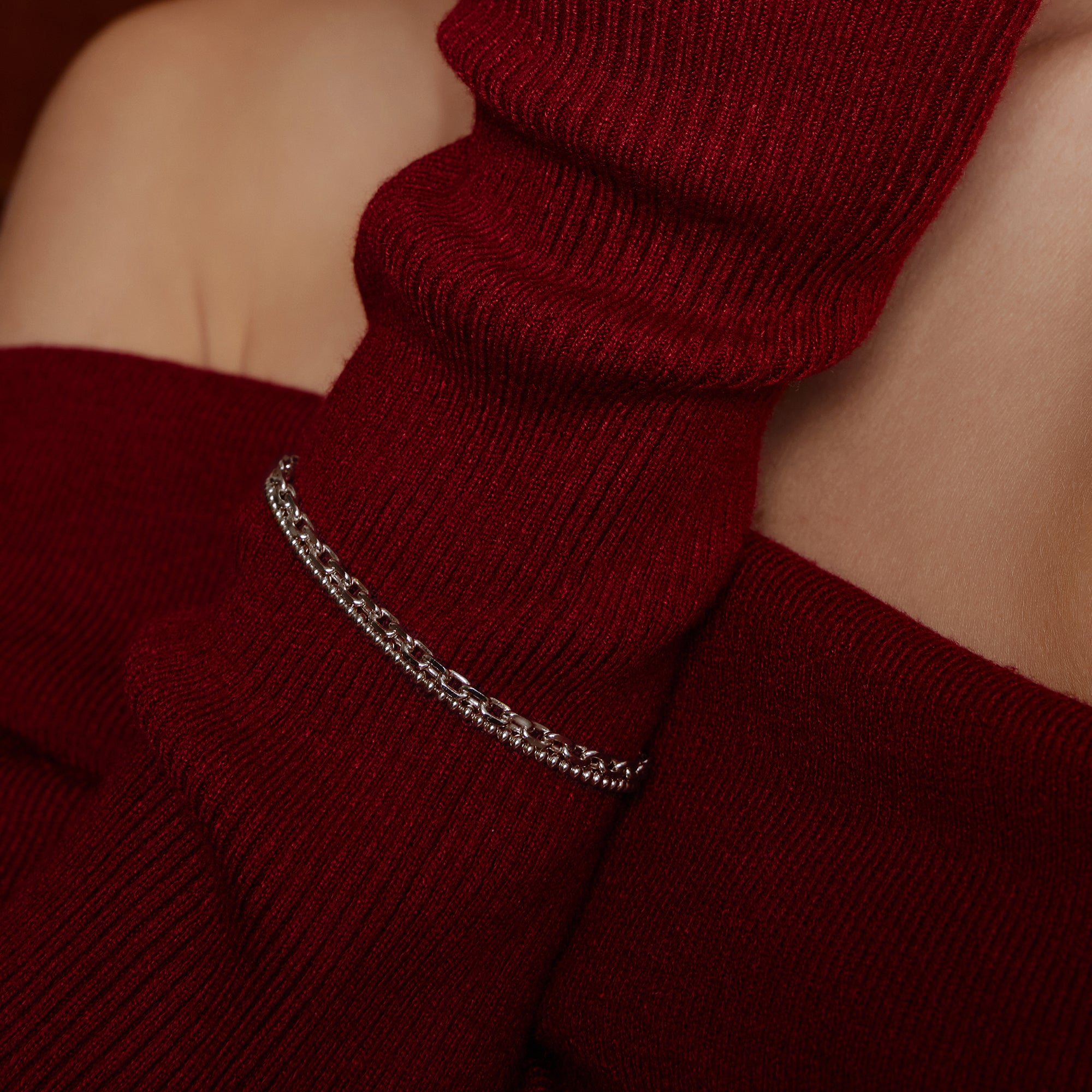 Srebrna Bransoletka Ania Haie Łańcuszek Paper Clip na modelce