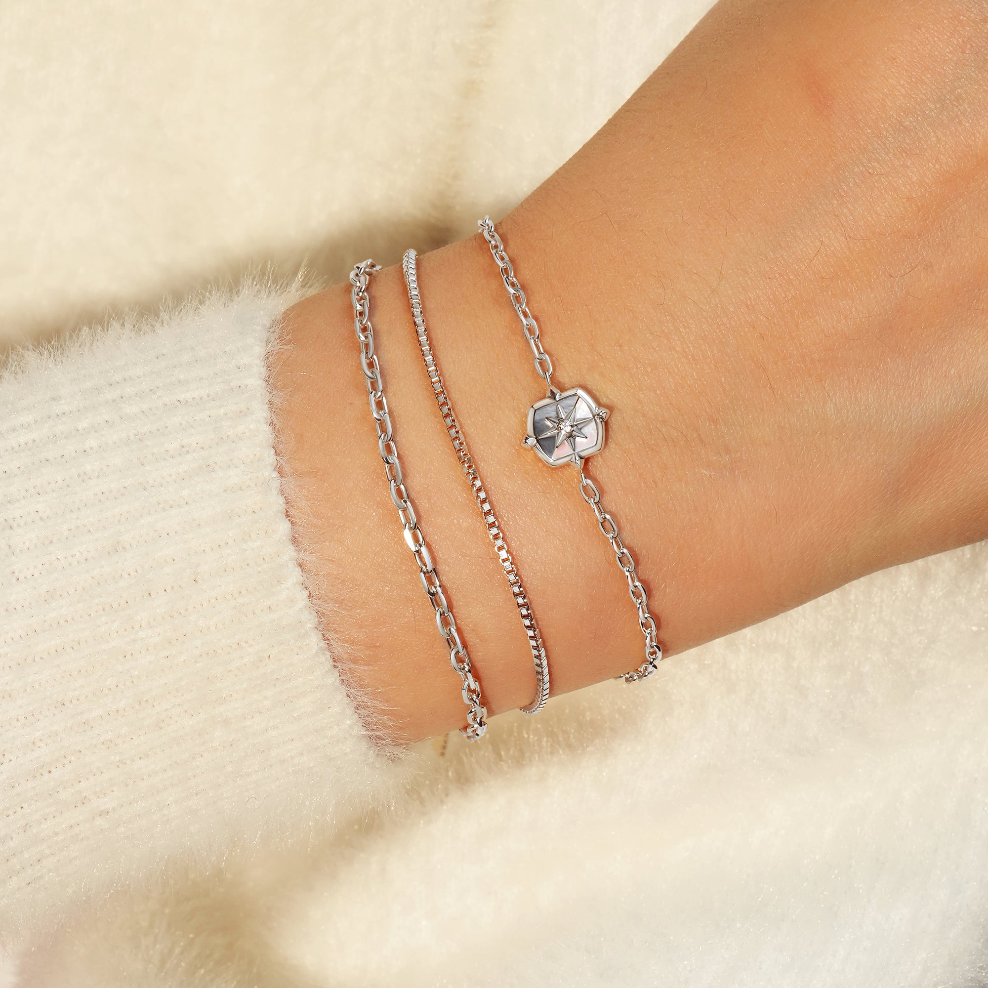 Srebrna Bransoletka Ania Haie Łańcuszek 'Box' na modelce