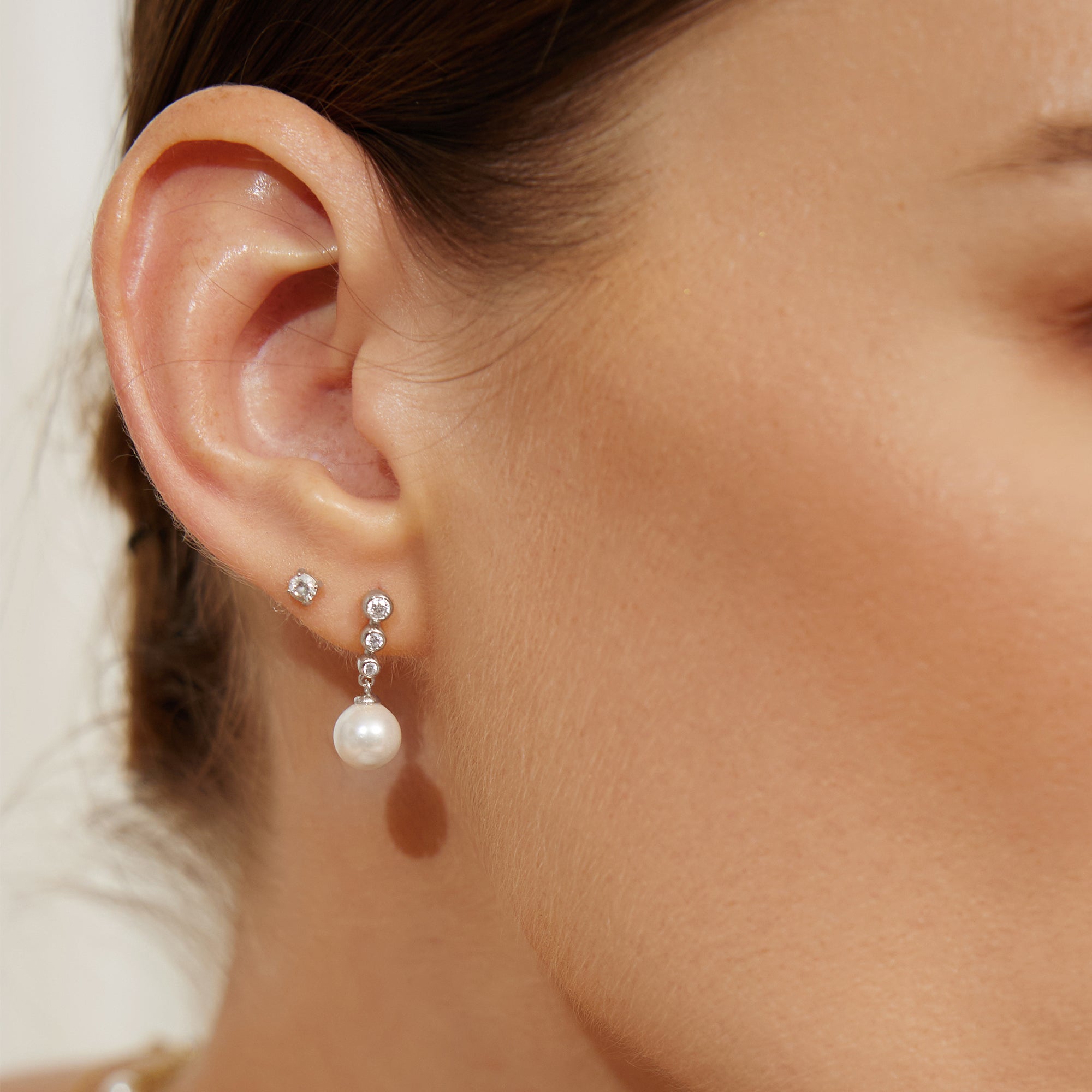 Srebrne Kolczyki Sztyfty Ania Haie 'Miss Dainty' Perła Drop na modelce