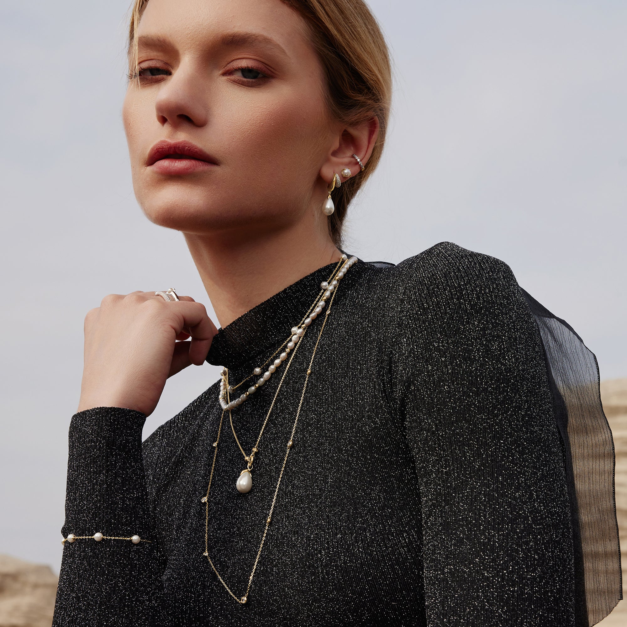 Złote Kolczyki Duet Huggie Ania Haie Perła Łza na modelce