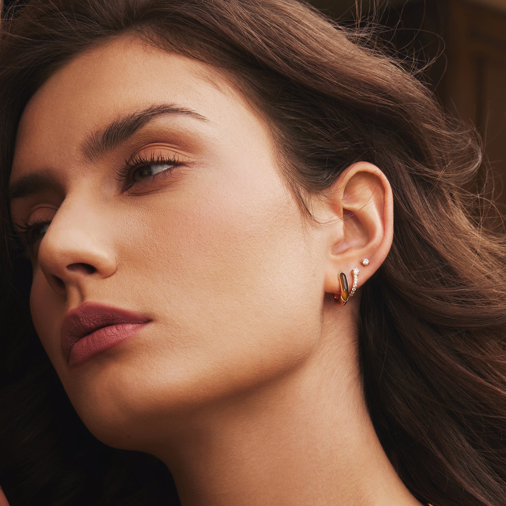 Złote Kolczyki Huggie Ania Haie Tygrysie Oko na modelce