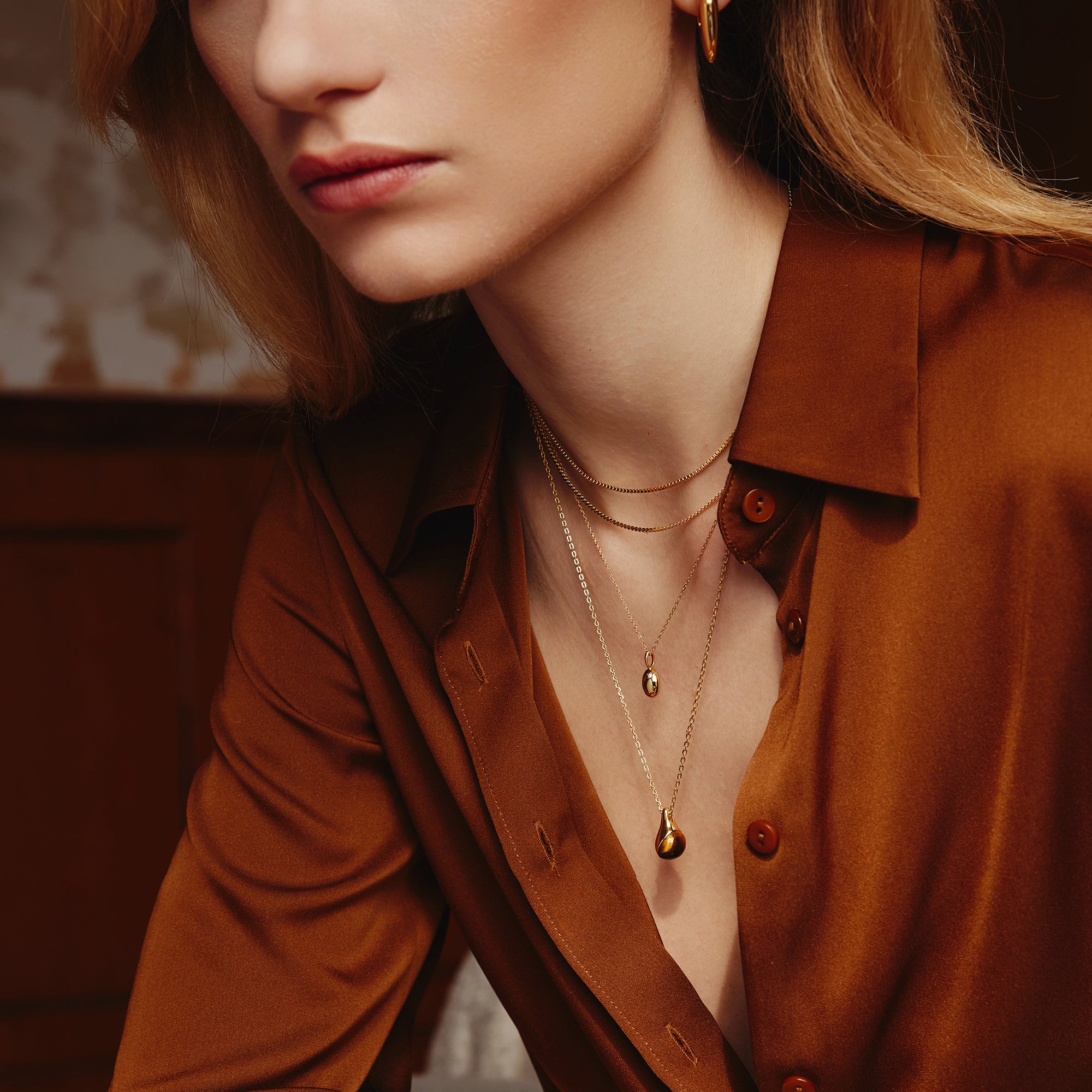 Złoty Naszyjnik Ania Haie Zawieszka Łza Tygrysie Oko na modelce