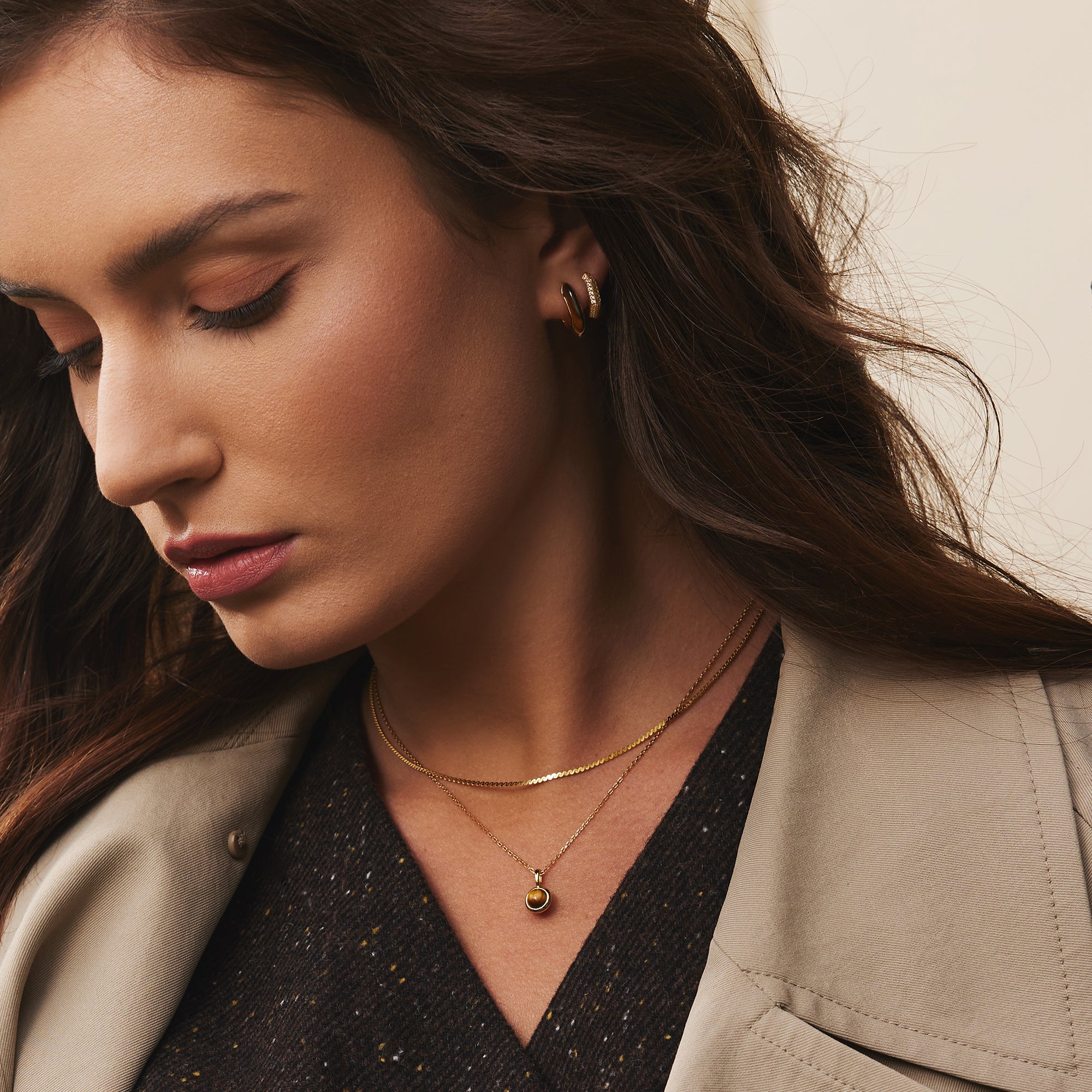 Złoty Naszyjnik Ania Haie Wisiorek Tygrysie Oko na modelce