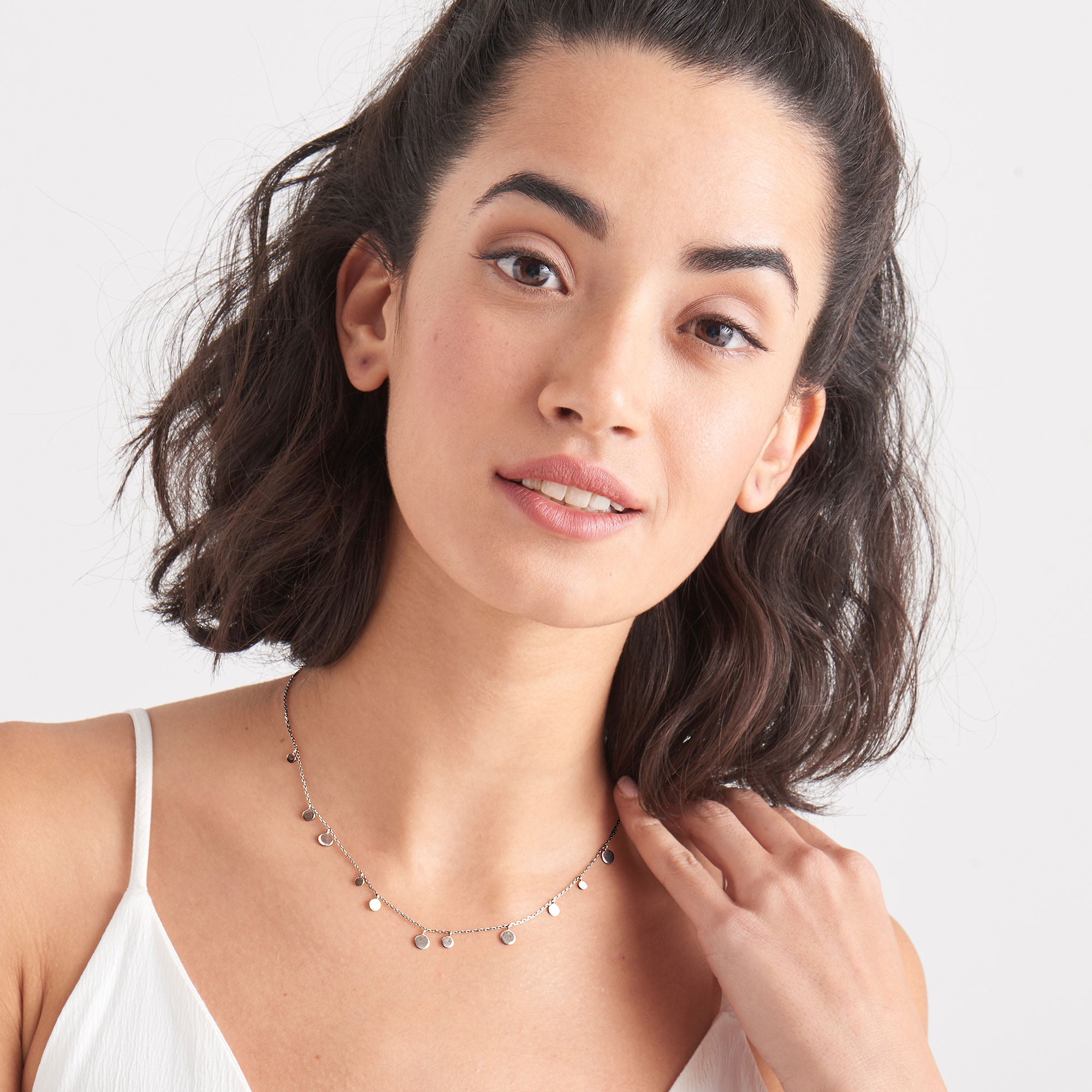 Srebrny Naszyjnik Ania Haie Geometryczne Drobne Dyski na modelce