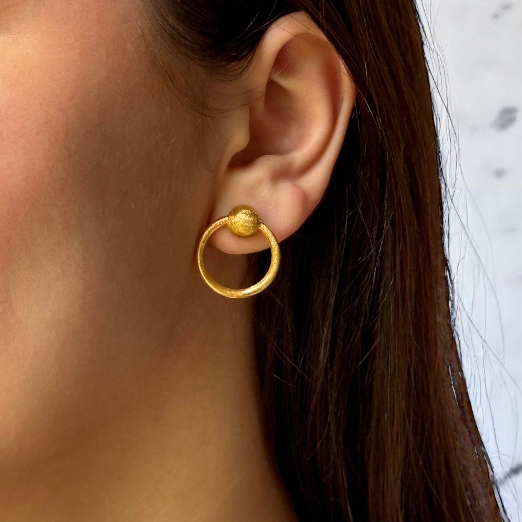 Kontrast i Forma: Pozłacane Kolczyki Koła z Matową Kulką Diva Gioielli, Włoski Design, Vivagem Selection