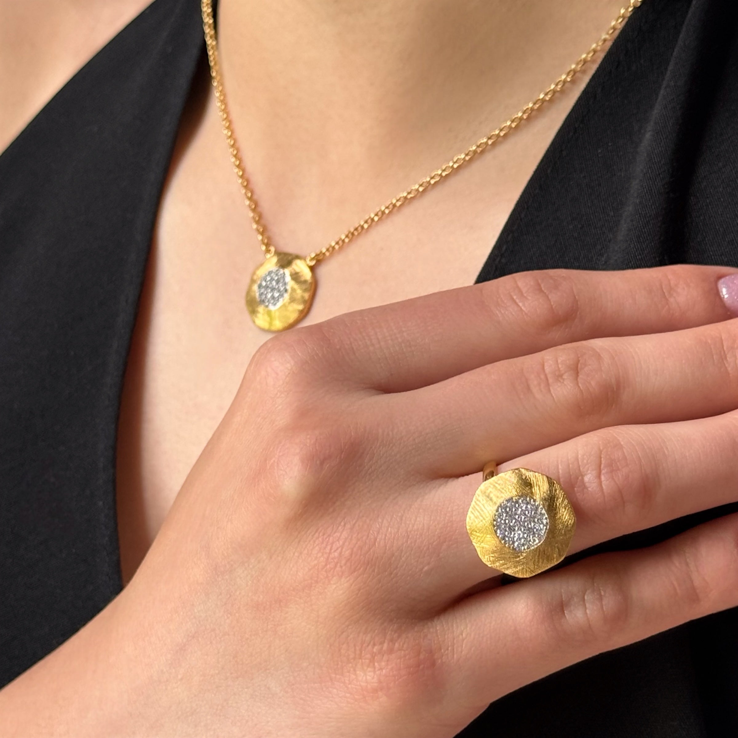 Słoneczny Blask: Pozłacany Naszyjnik Sole Sun z Cyrkoniami Pavé, Diva Gioielli, Włoski Design, Vivagem Selection