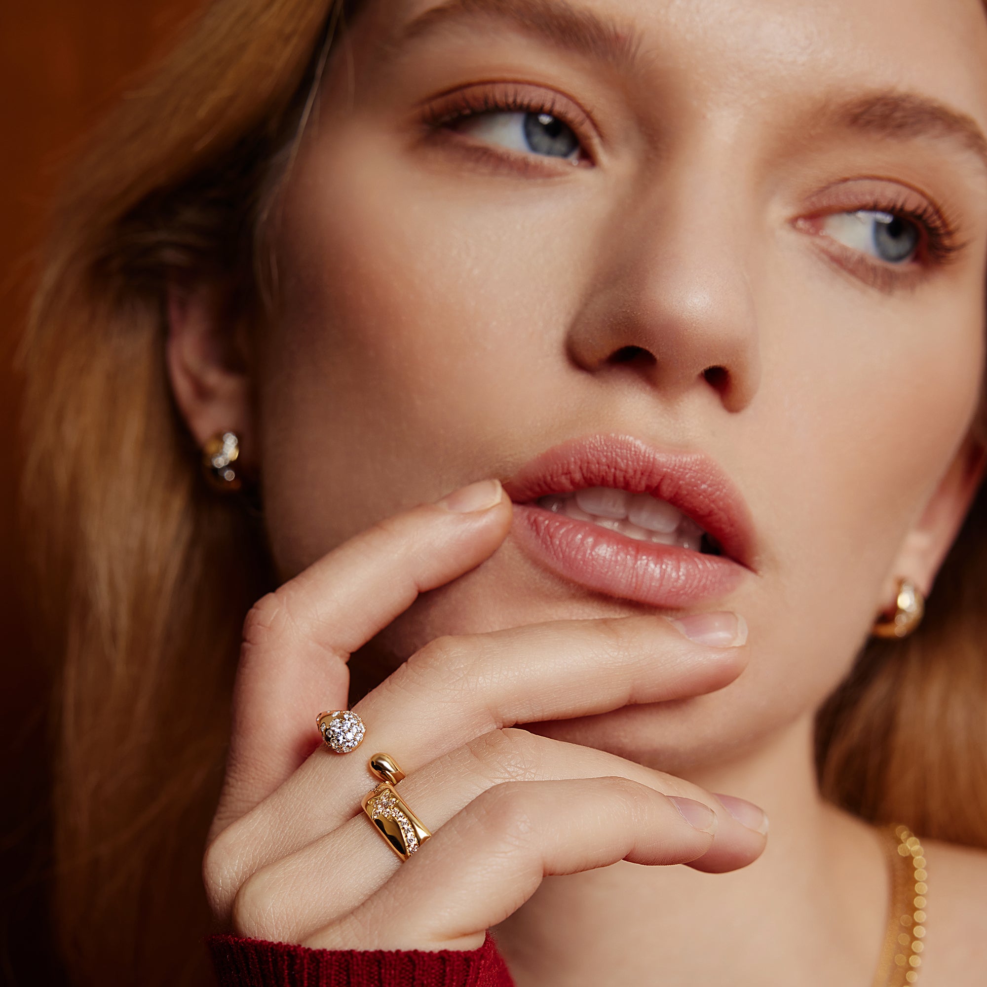 Złoty Pierścionek Ania Haie Celestial Chunky na modelce