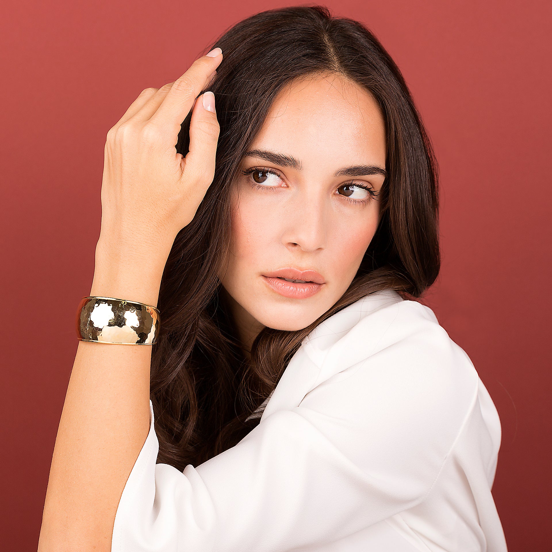 Złota Tarcza Słońca: Młotkowana Bransoletka Bangle Etrusca Gioielli, Włoski Design, Vivagem Selection