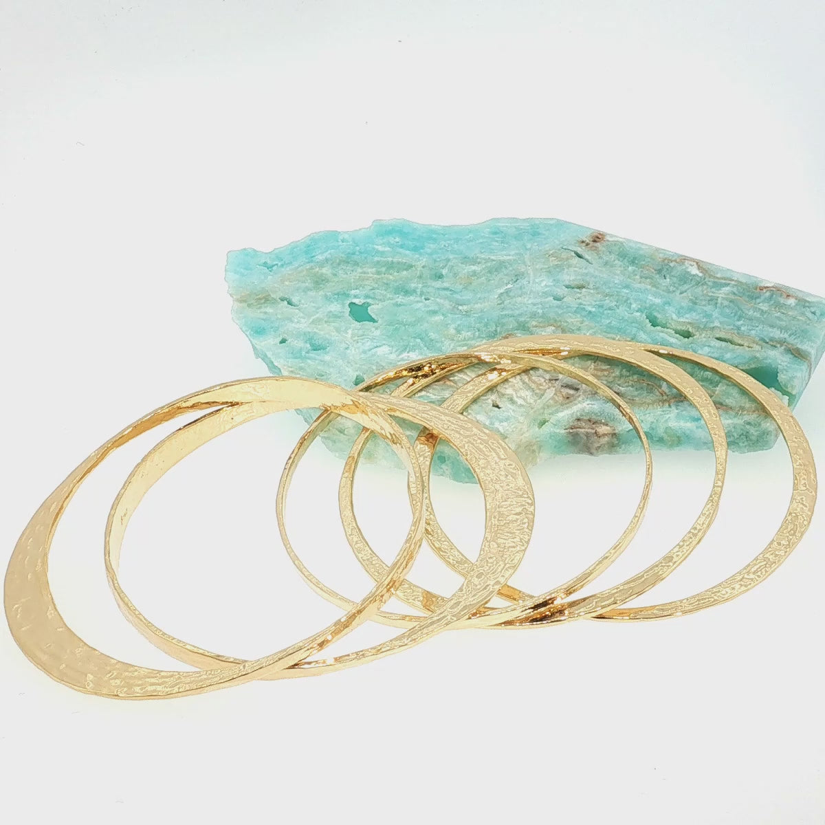 Złota Kaskada Słońca: Zestaw 5 Bransoletek Bangle Etrusca Gioielli, Młotkowane, Vivagem Selection - zdjęcie 9